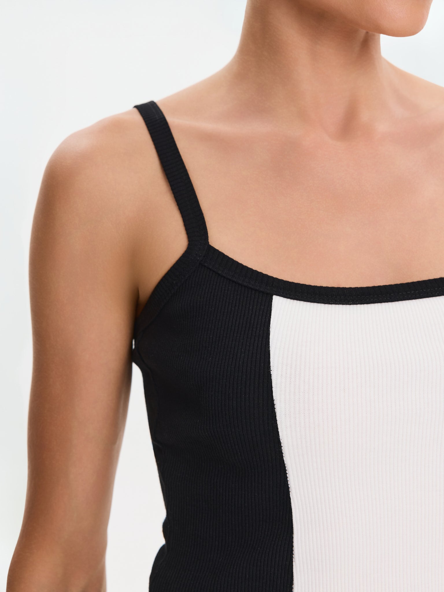 Nudyess Alex prążkowany top na ramiączkach Black