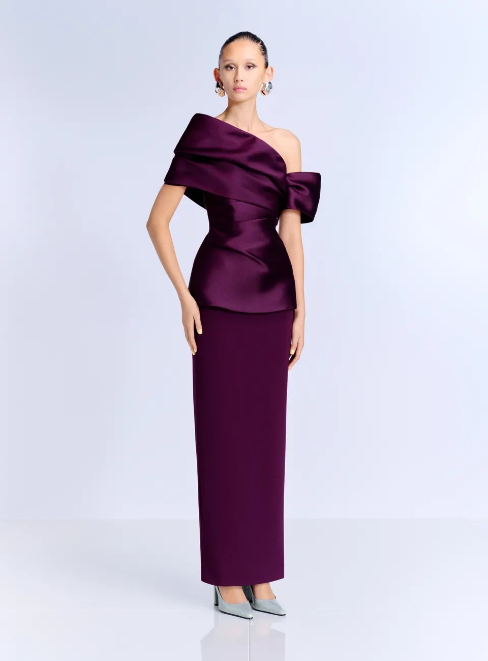 Solace London Lucine sukienka wieczorowa fioletowa maxi odkryte ramiona