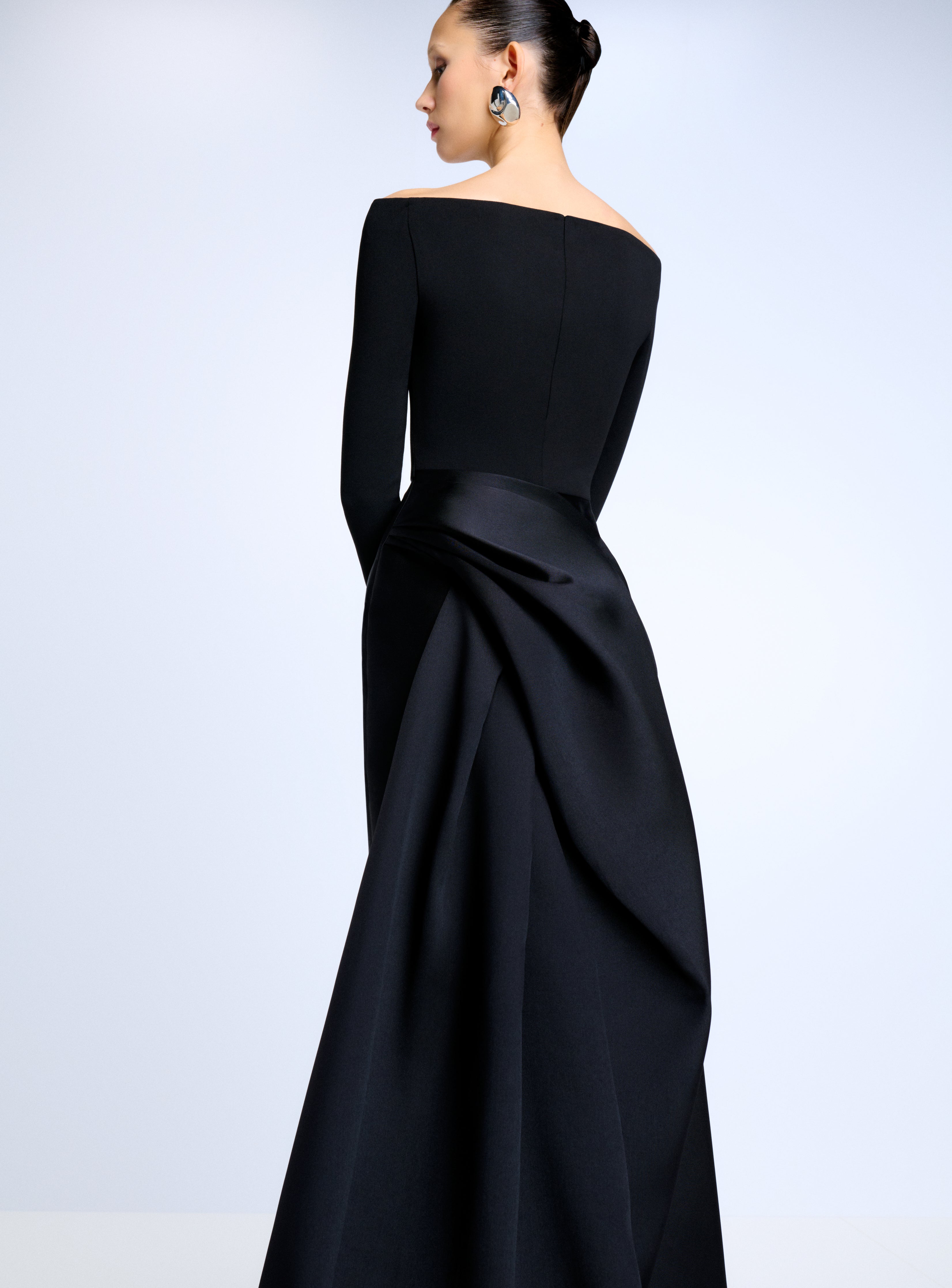 Solace London Winslow sukienka maxi czarna odkryte ramiona