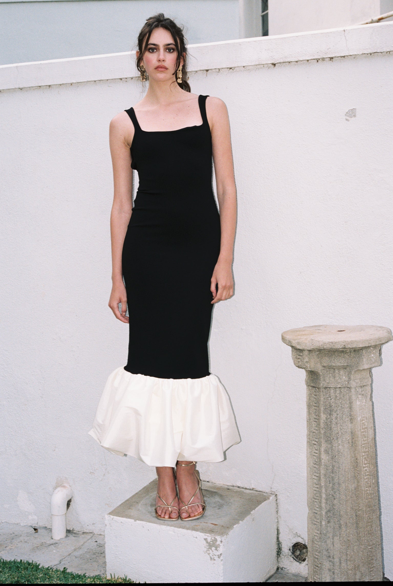 Delfi Collective Xena sukienka Black Ivory midi