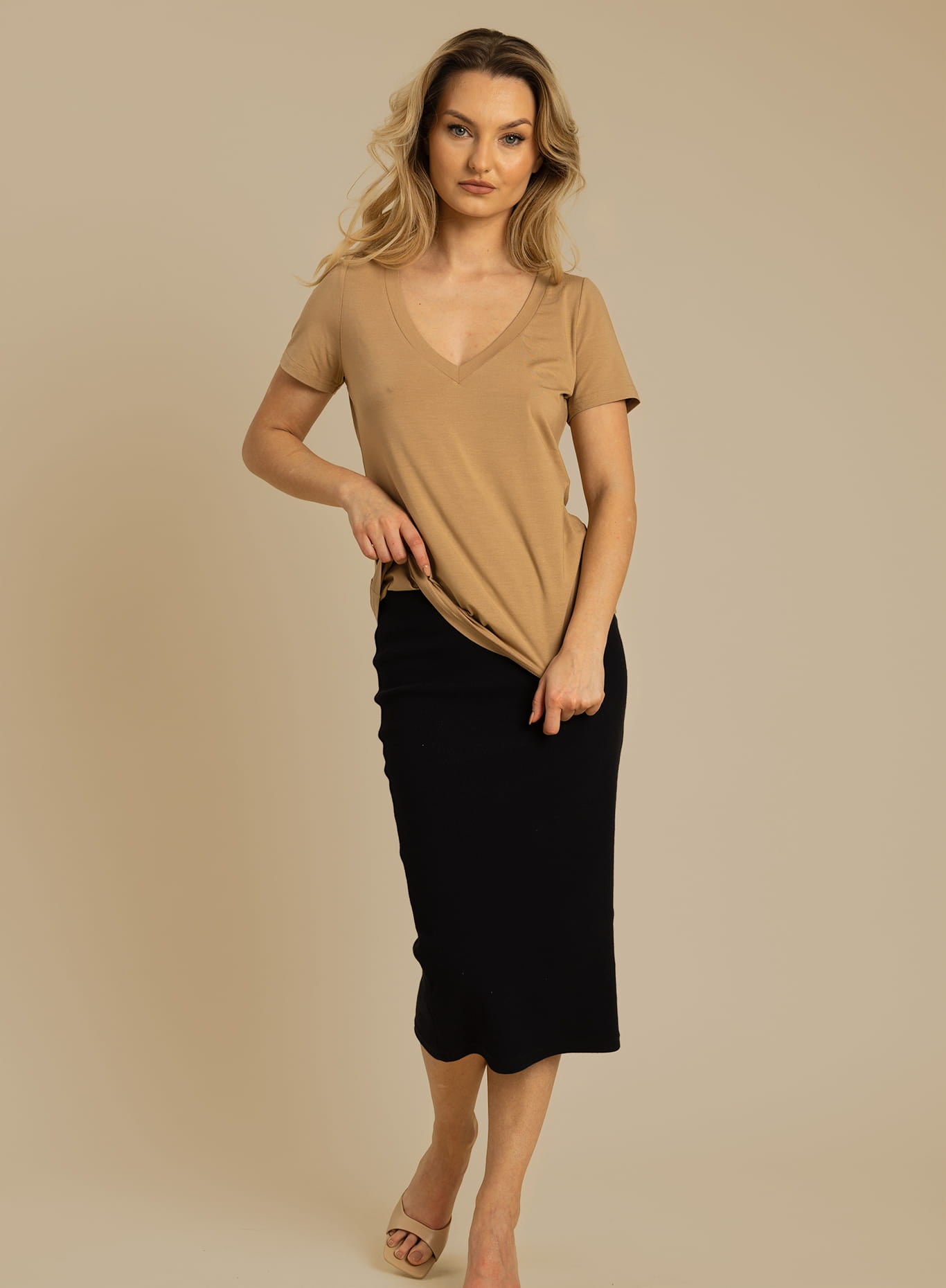 Nudyess Marsala t-shirt ecru z modalu z dekoltem V