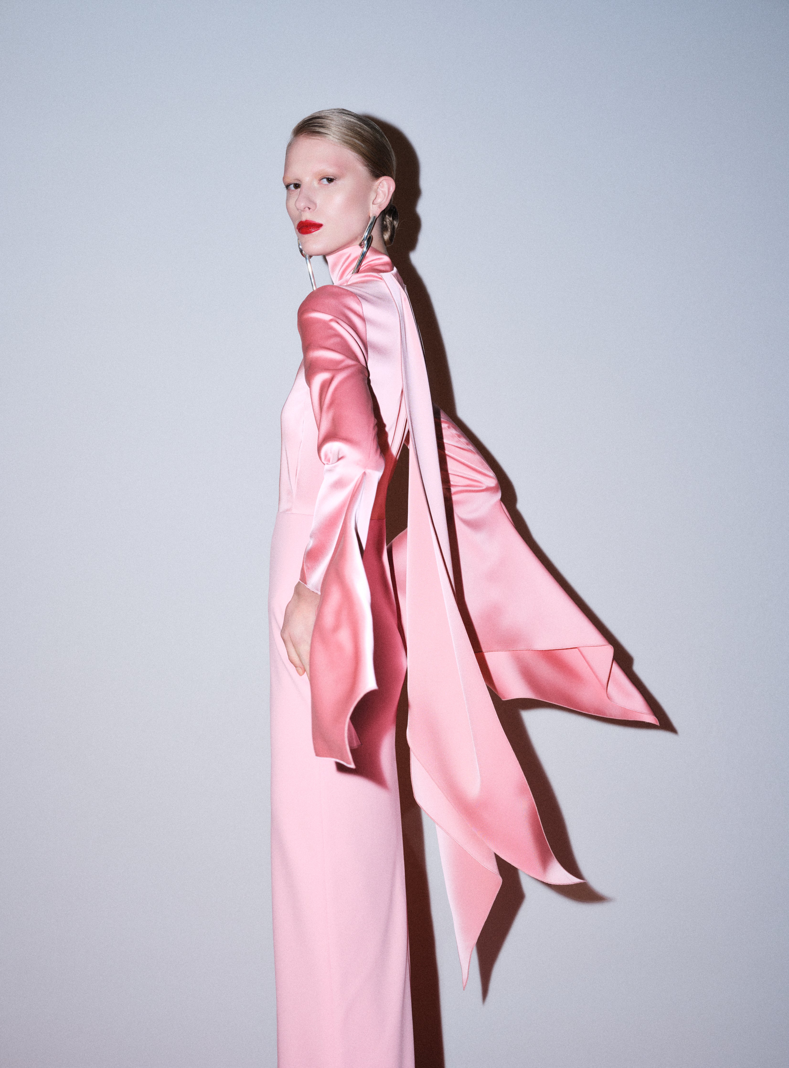 Solace London Francoise sukienka maxi Soft Pink szal