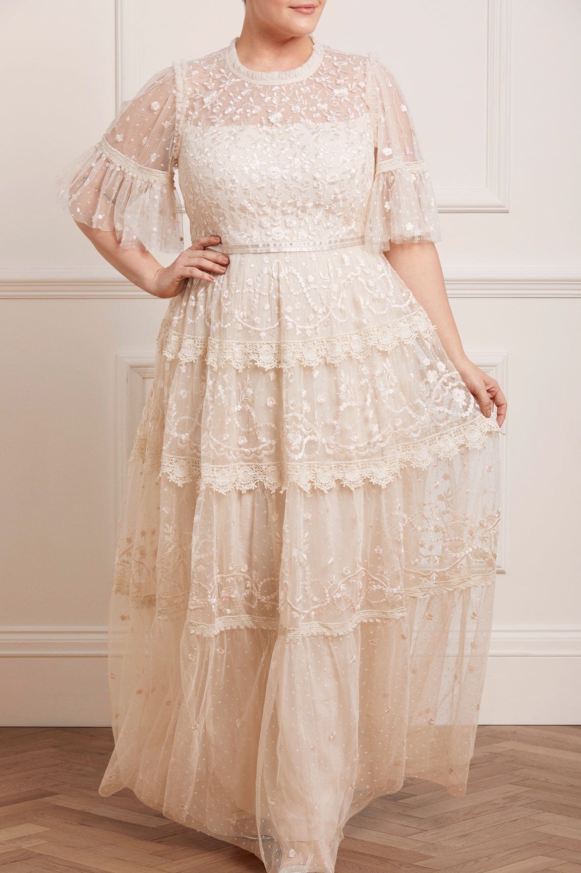 Needle & Thread Midsummer Lace Round Neck Gown suknia szampańska haft