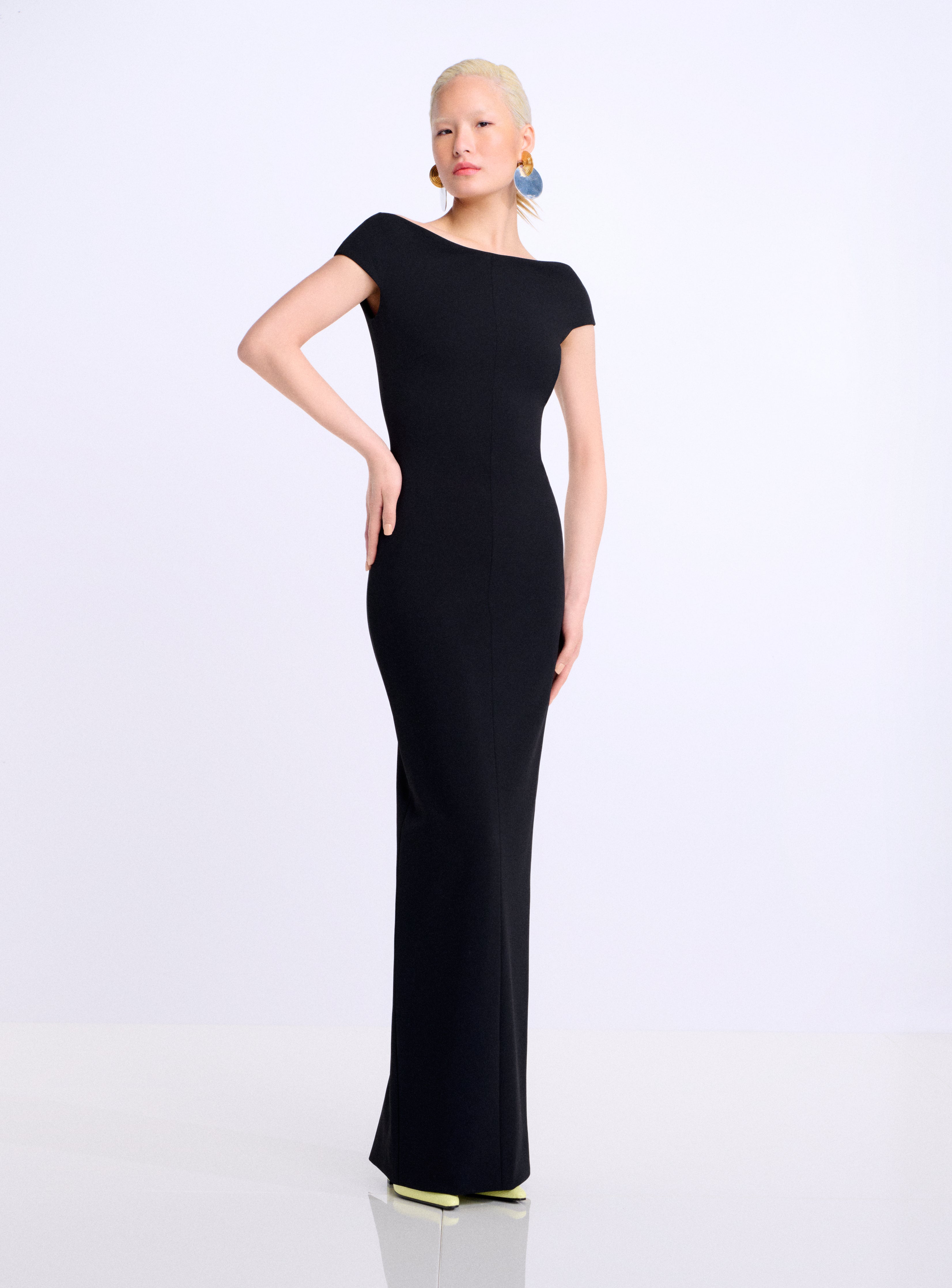 Solace London Kyra sukienka maxi czarna odkryte ramiona