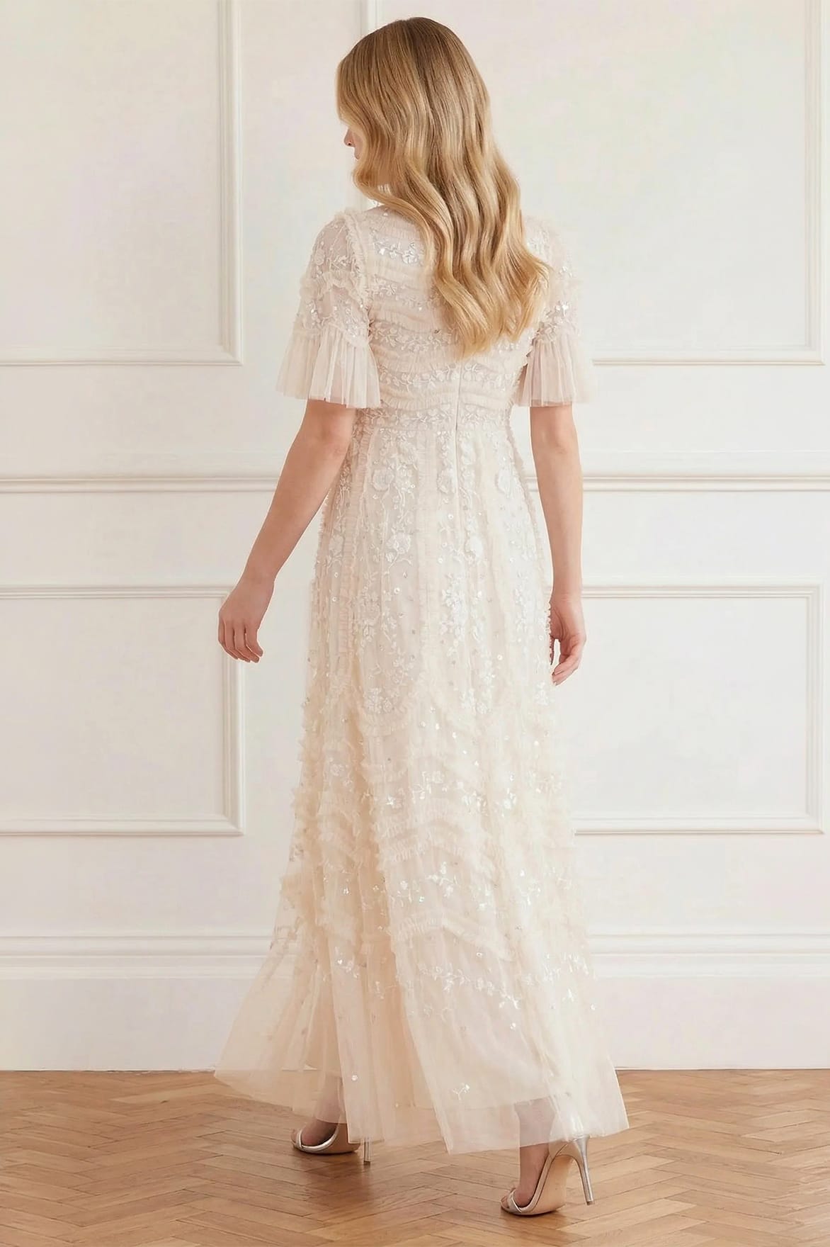 Needle & Thread Gianna Ruffle Ankle Gown suknia kremowa haftowana