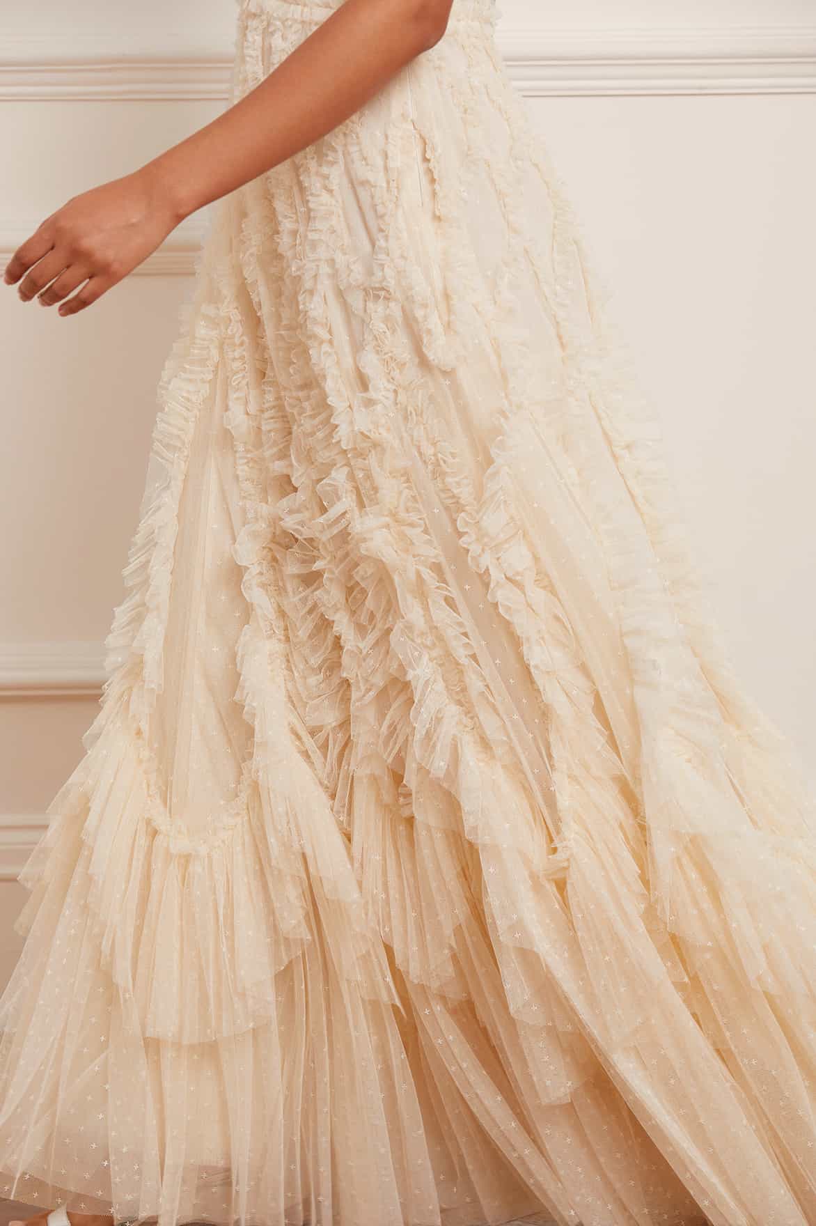 Needle & Thread Rosella Ruffle Strapless suknia wieczorowa cream gorsetowa