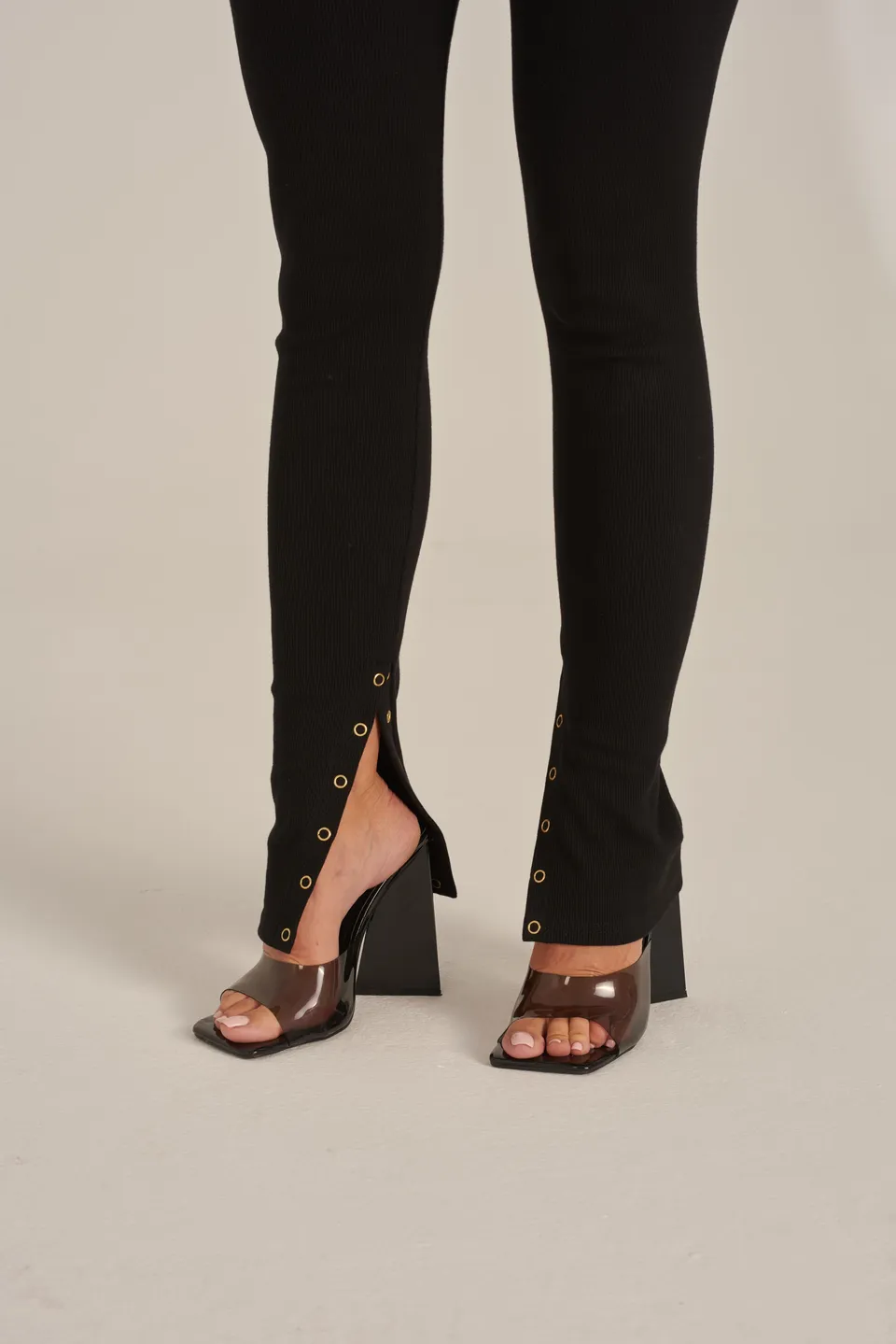 Nudyess Hira legginsy TAN 830T prążkowane Black
