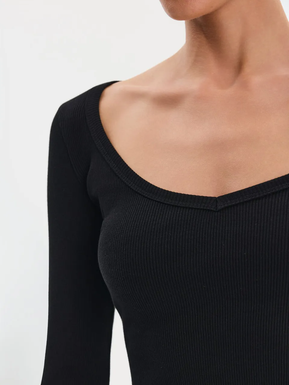 Nudyess Alba top Black prążkowany łódka