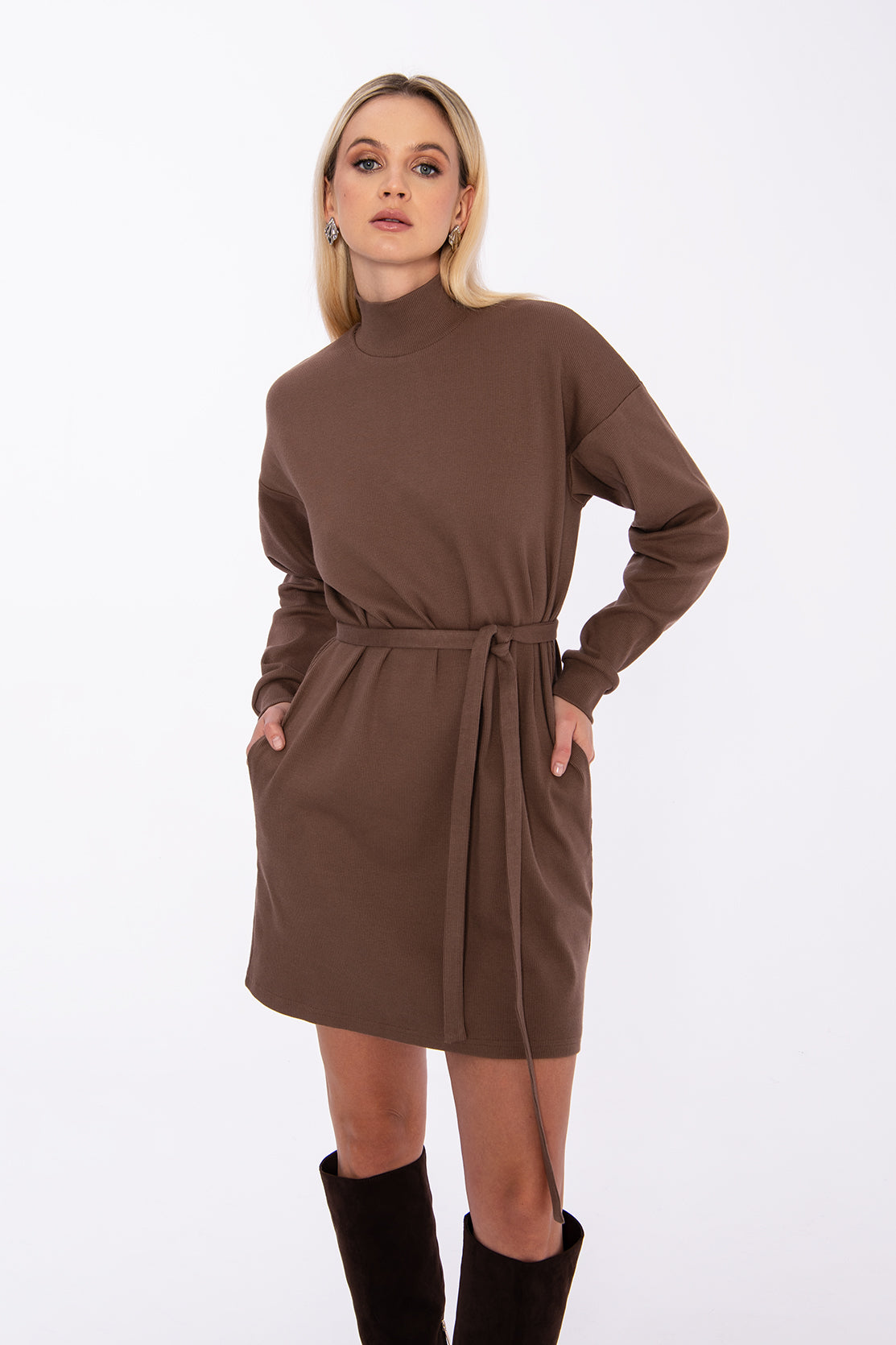 Nudyess Warm sukienka mini Chocolate prążkowana