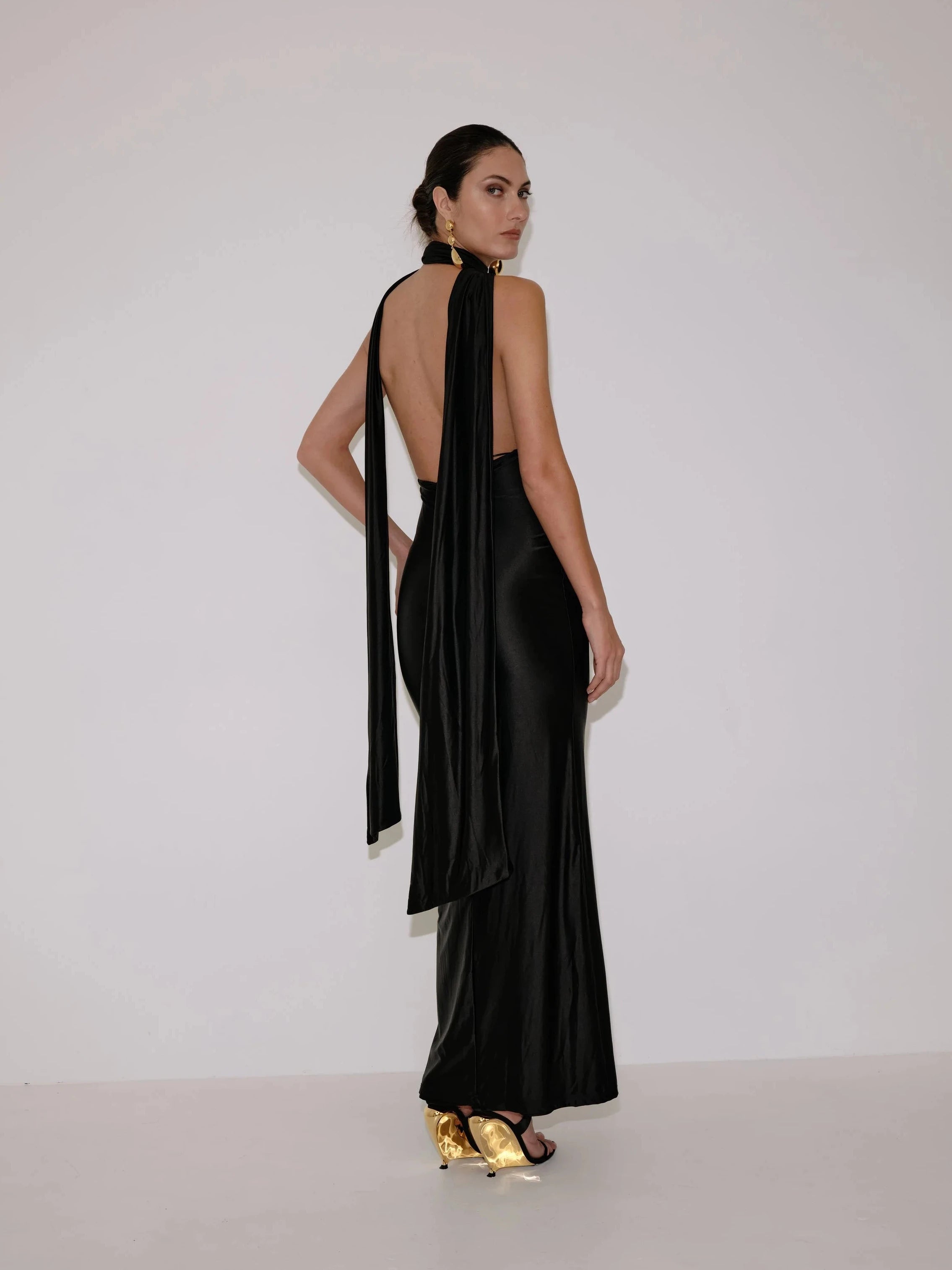Delfi Collective Athena sukienka czarna maxi satynowa