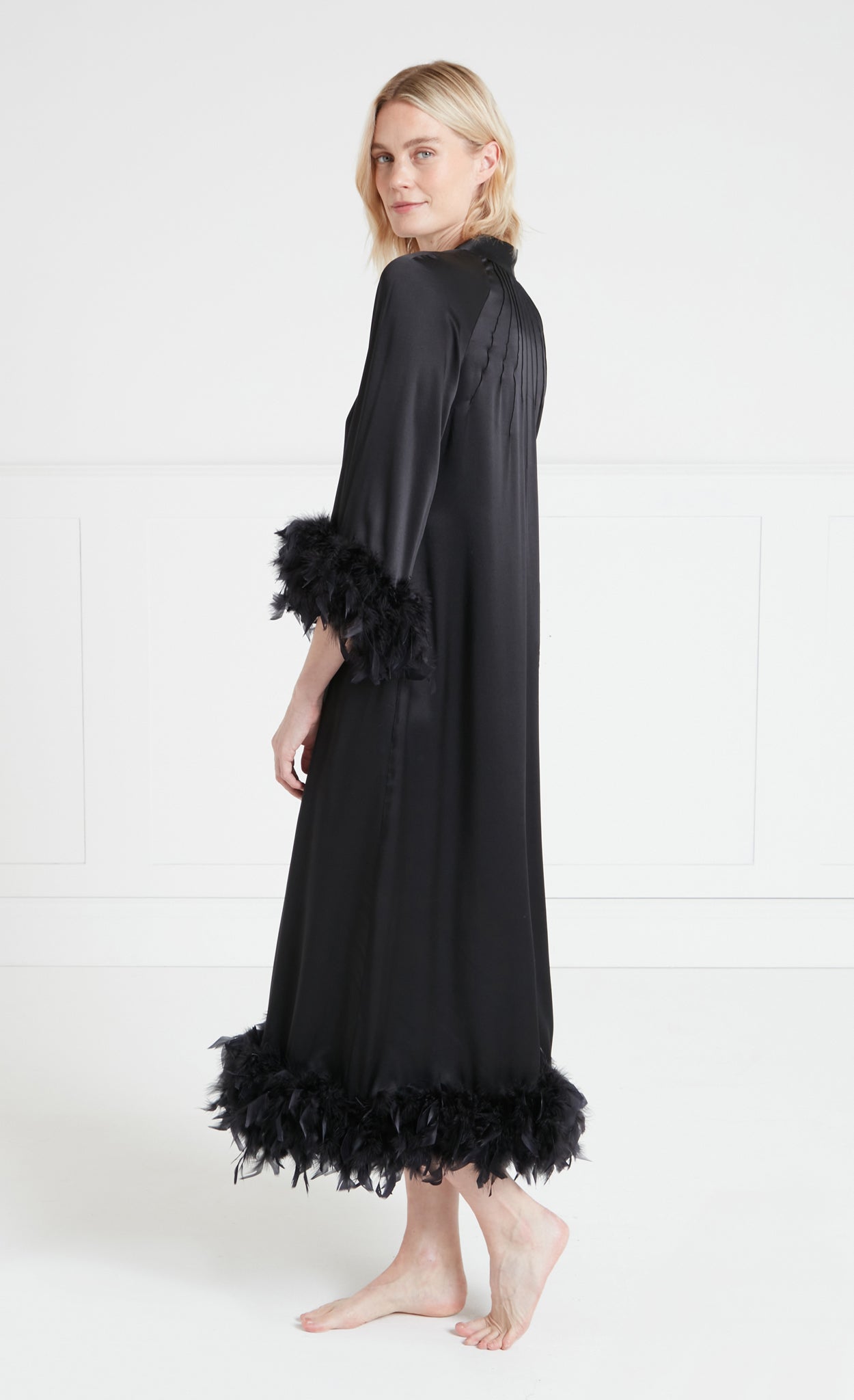 Temperley London Hebe szlafrok jedwabny czarny pióra strusie
