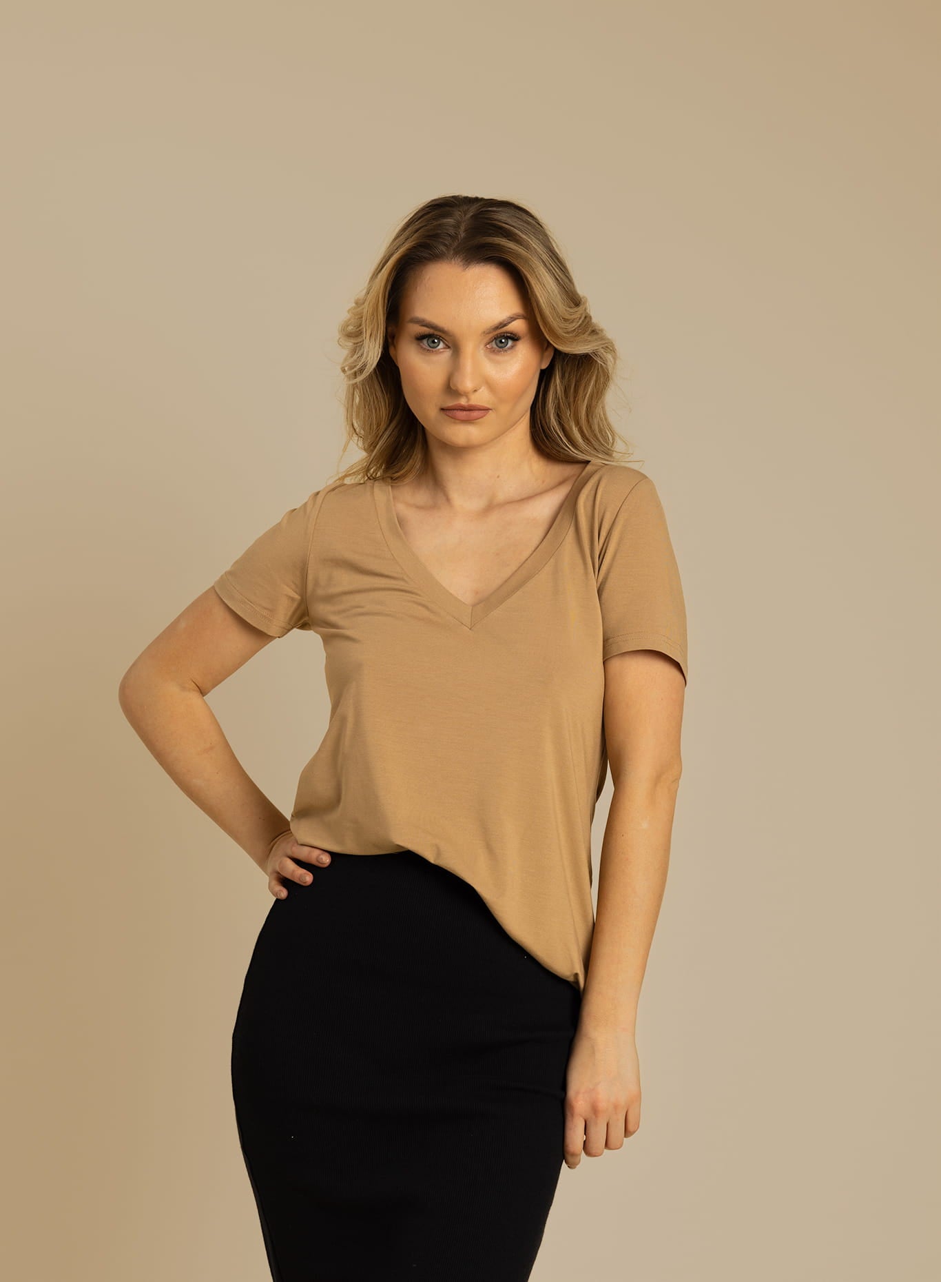 Nudyess Marsala t-shirt ecru z modalu z dekoltem V