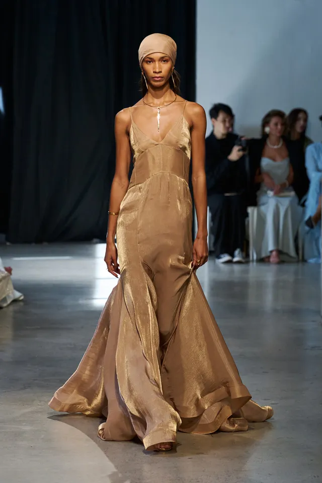 Bronx and Banco Ashanti V-Neck Organza Gown sukienka wieczorowa z trenem