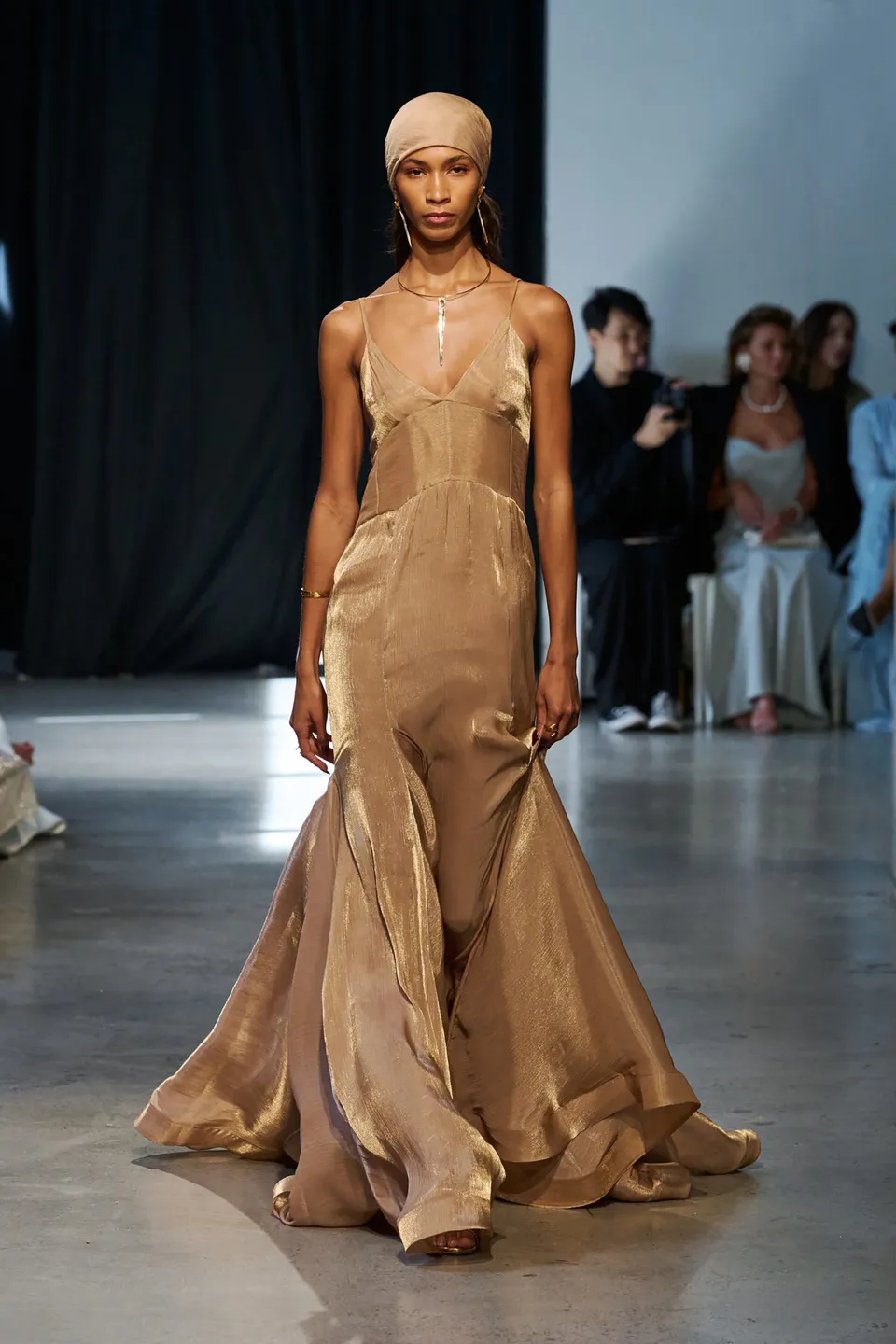 Bronx and Banco Ashanti V-Neck Organza Gown sukienka wieczorowa z trenem