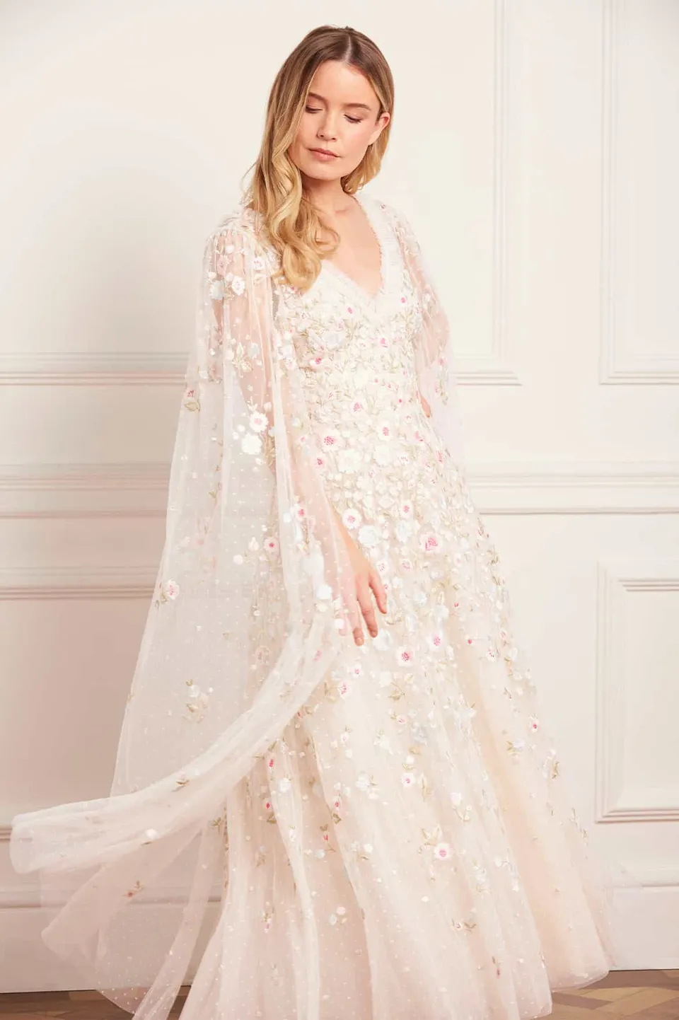 Needle & Thread Ethereal Blooms Cape Sleeve Ankle Gown kremowa