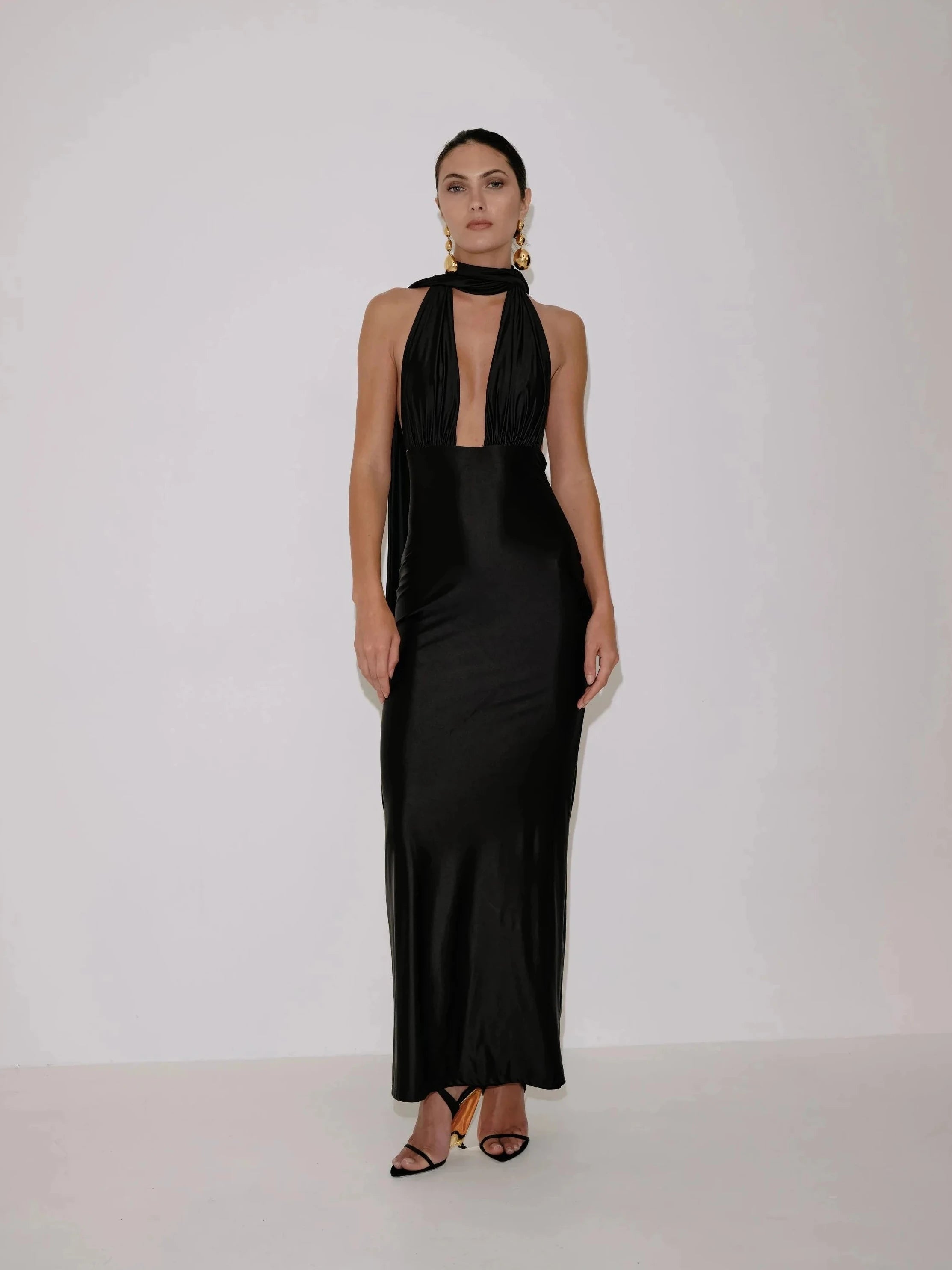 Delfi Collective Athena sukienka czarna maxi satynowa