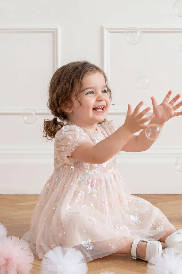 Needle & Thread Sequin Bloom Baby Dress sukienka kremowa cekinowa