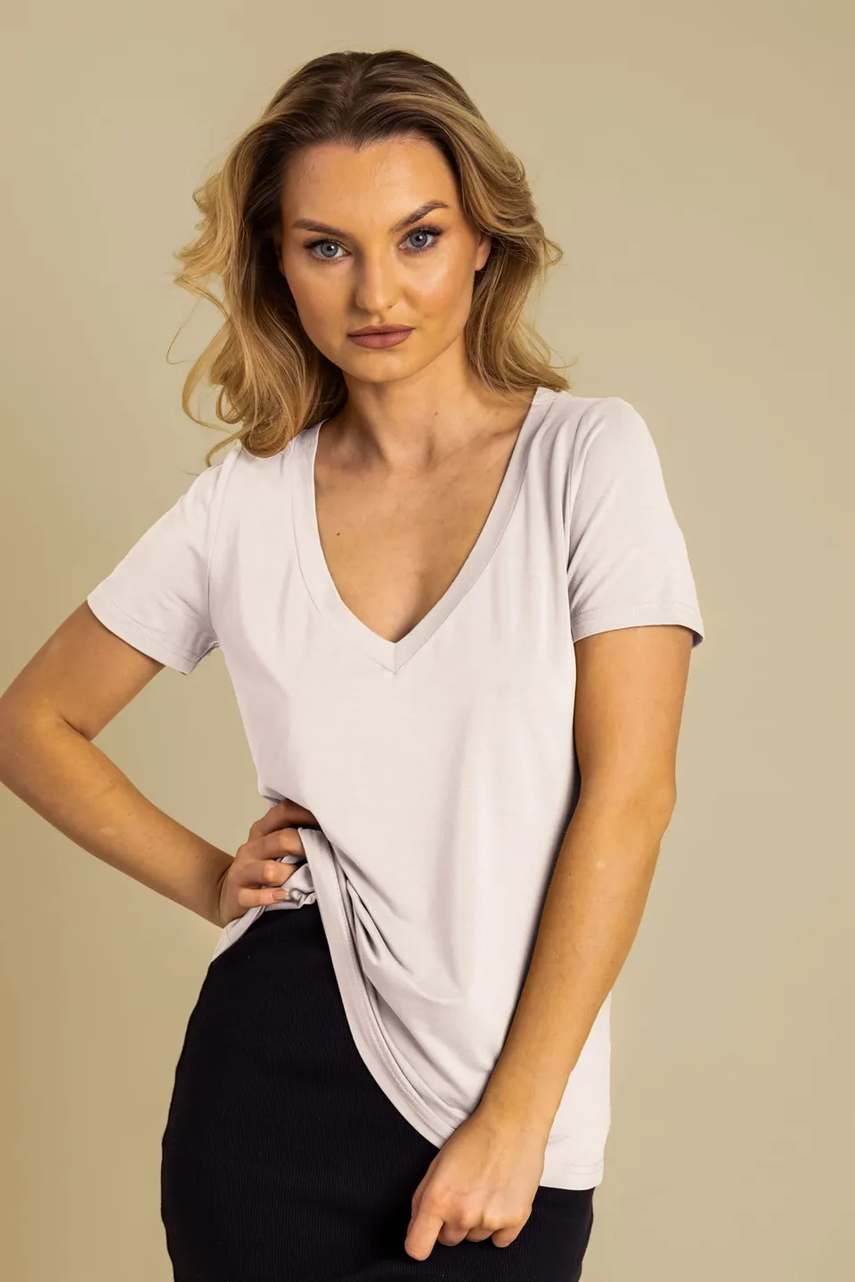 Nudyess Marsala t-shirt ecru z modalu z dekoltem V