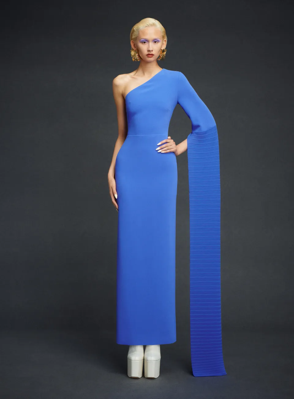 Solace London Sylvia sukienka maxi Iris Blue jedno ramię
