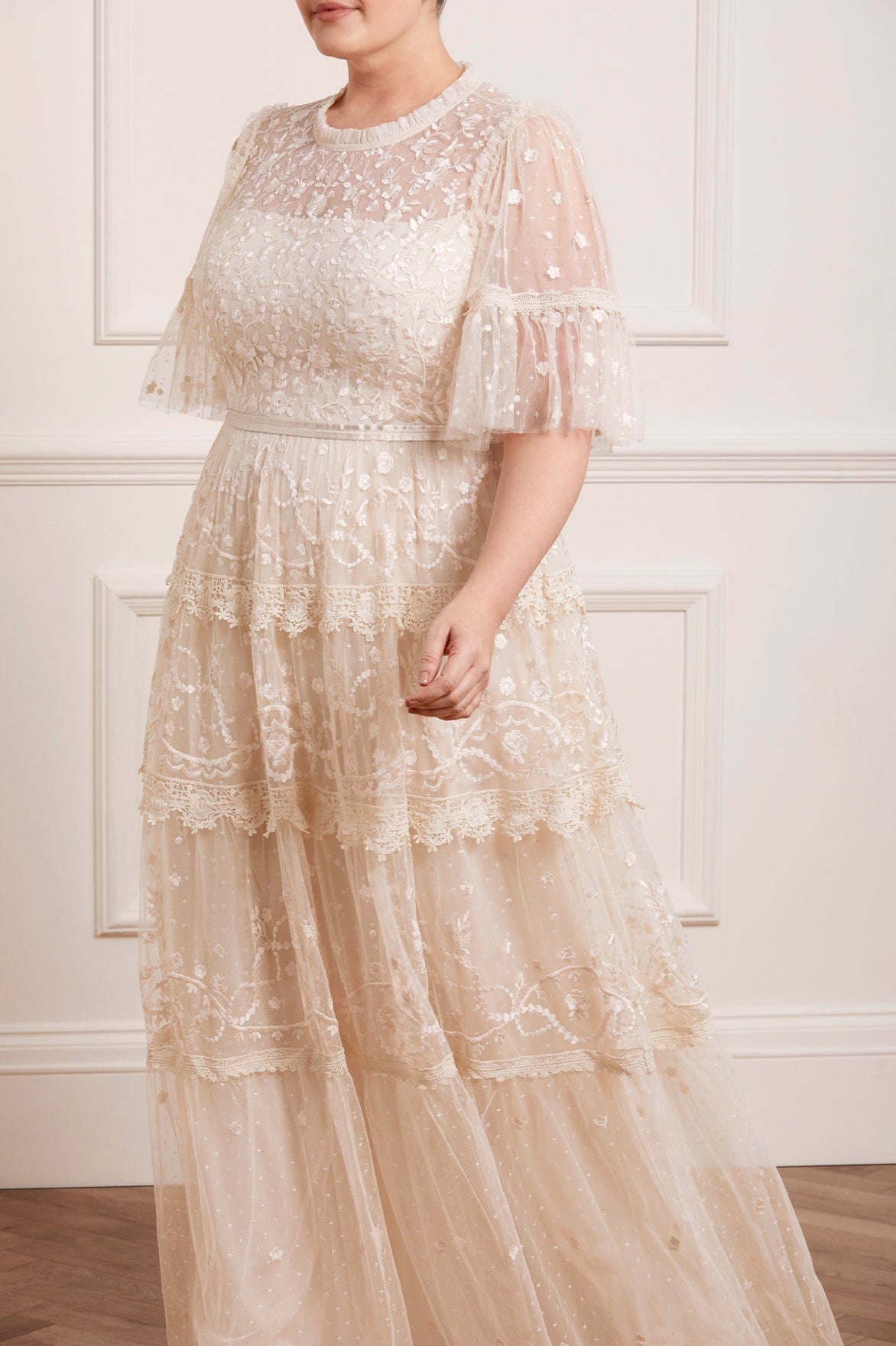 Needle & Thread Midsummer Lace Round Neck Gown suknia szampańska haft