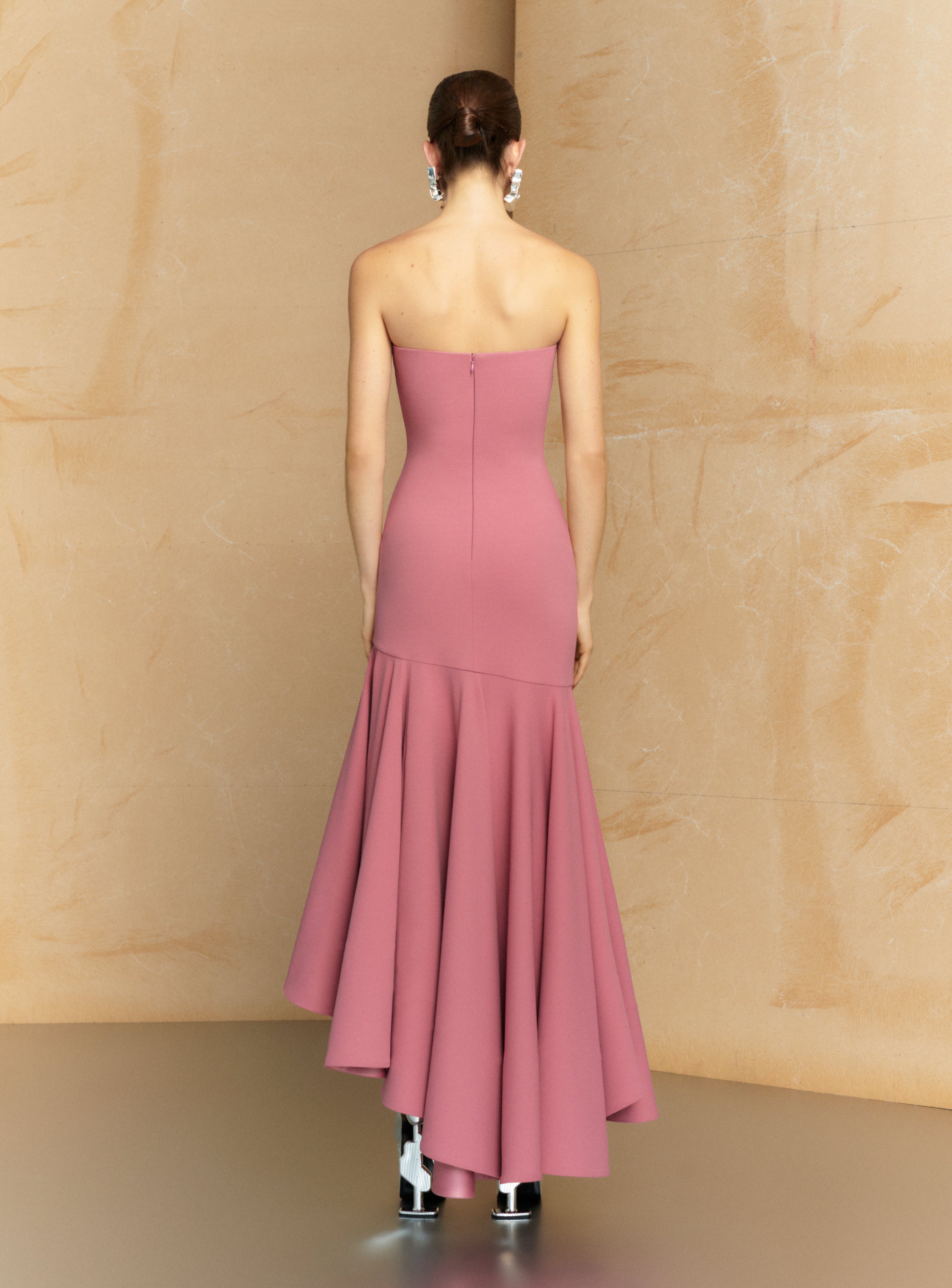 Solace London Hani sukienka maxi Peony Pink bez ramiączek