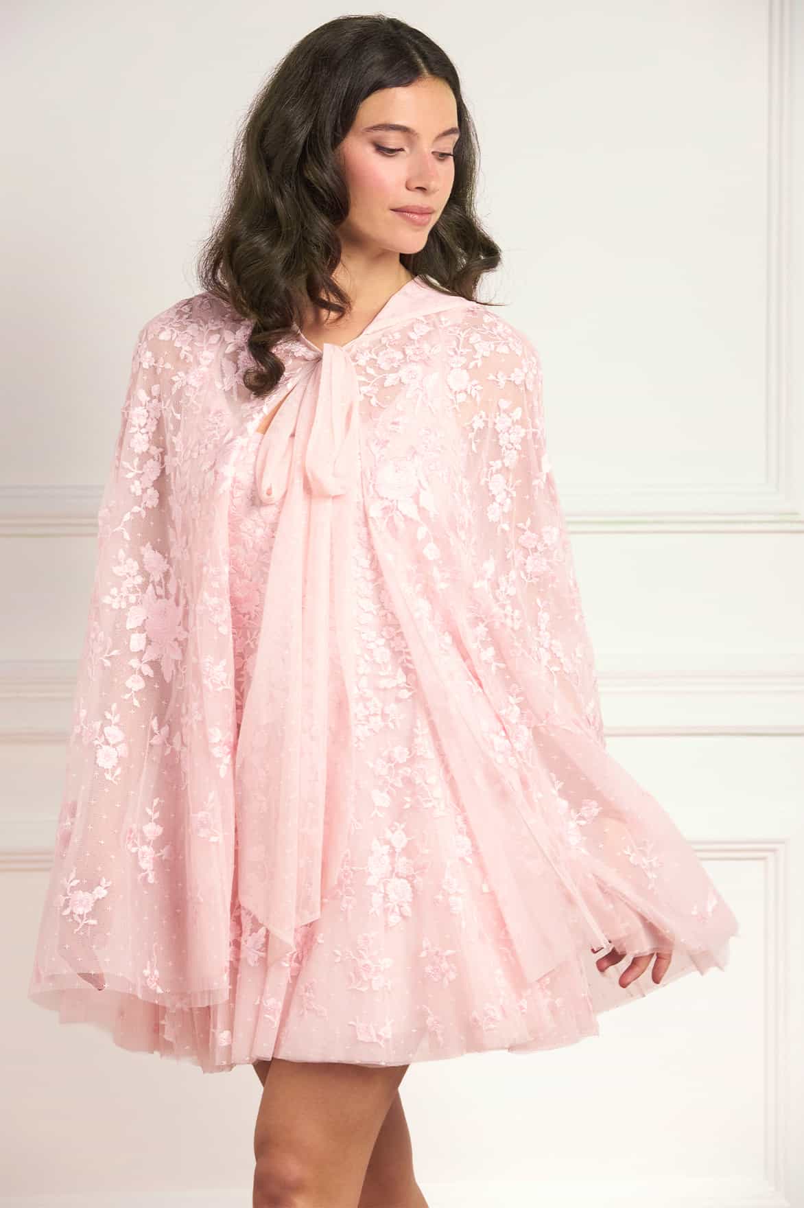 Needle & Thread Rosa Hooded Cape peleryna różowa z kapturem haft