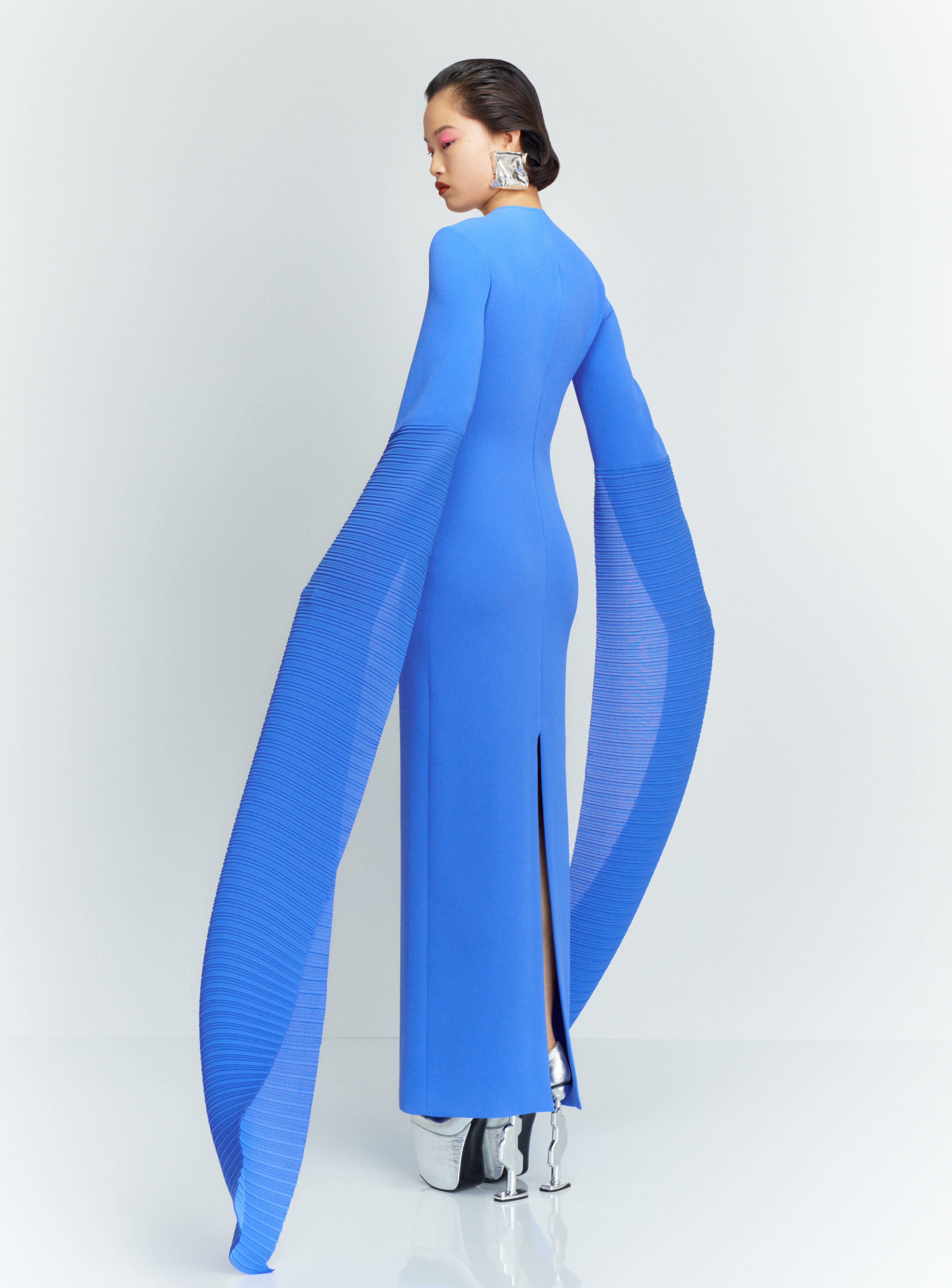 Solace London Naomi sukienka maxi Iris Blue plisowana