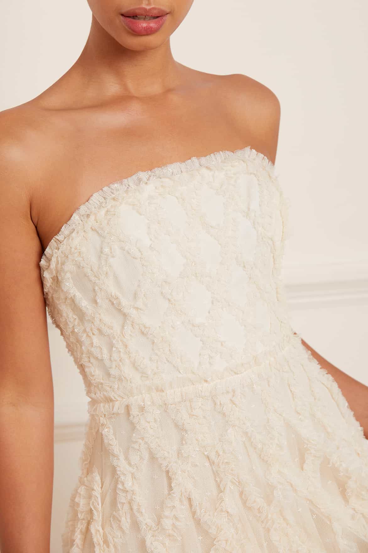 Needle & Thread Rosella Ruffle Strapless suknia wieczorowa cream gorsetowa