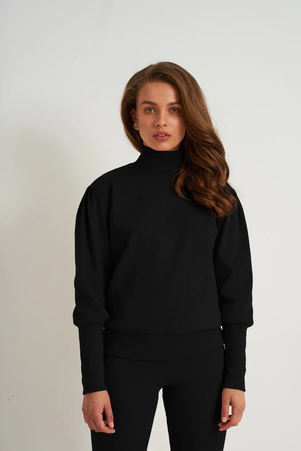 Nudyess Meru top Black luźny golf prążkowany