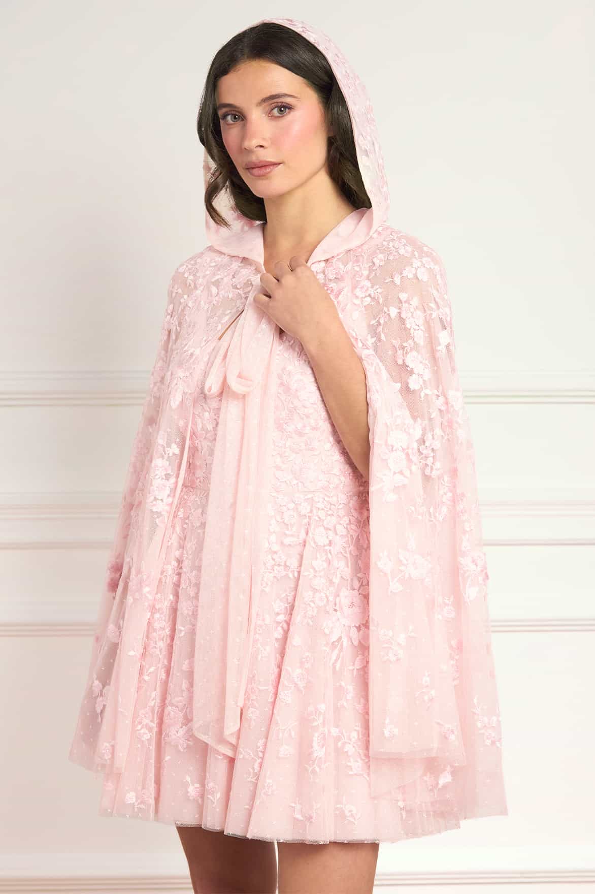 Needle & Thread Rosa Hooded Cape peleryna różowa z kapturem haft