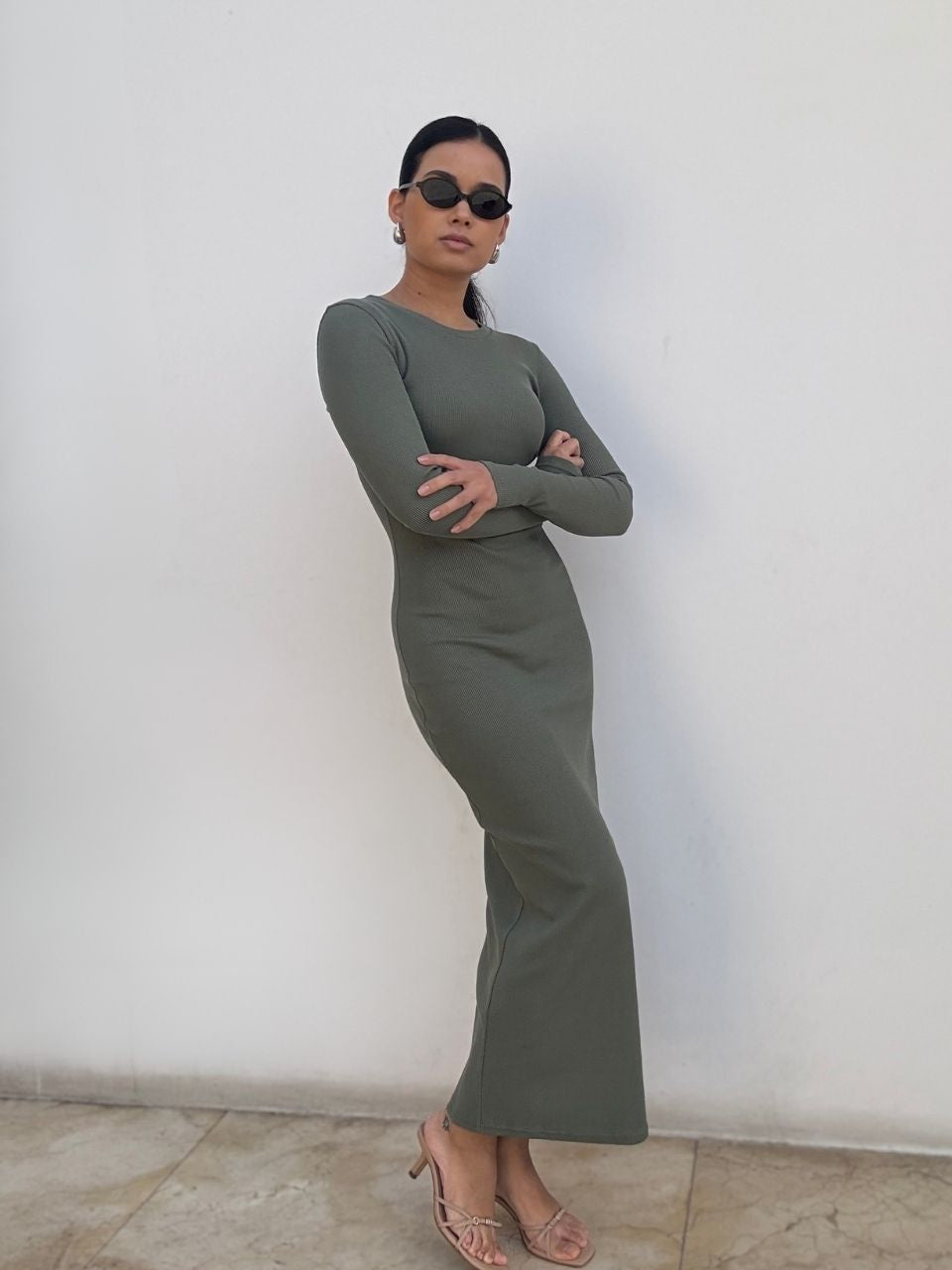 Nudyess Eos sukienka maxi khaki prążkowana