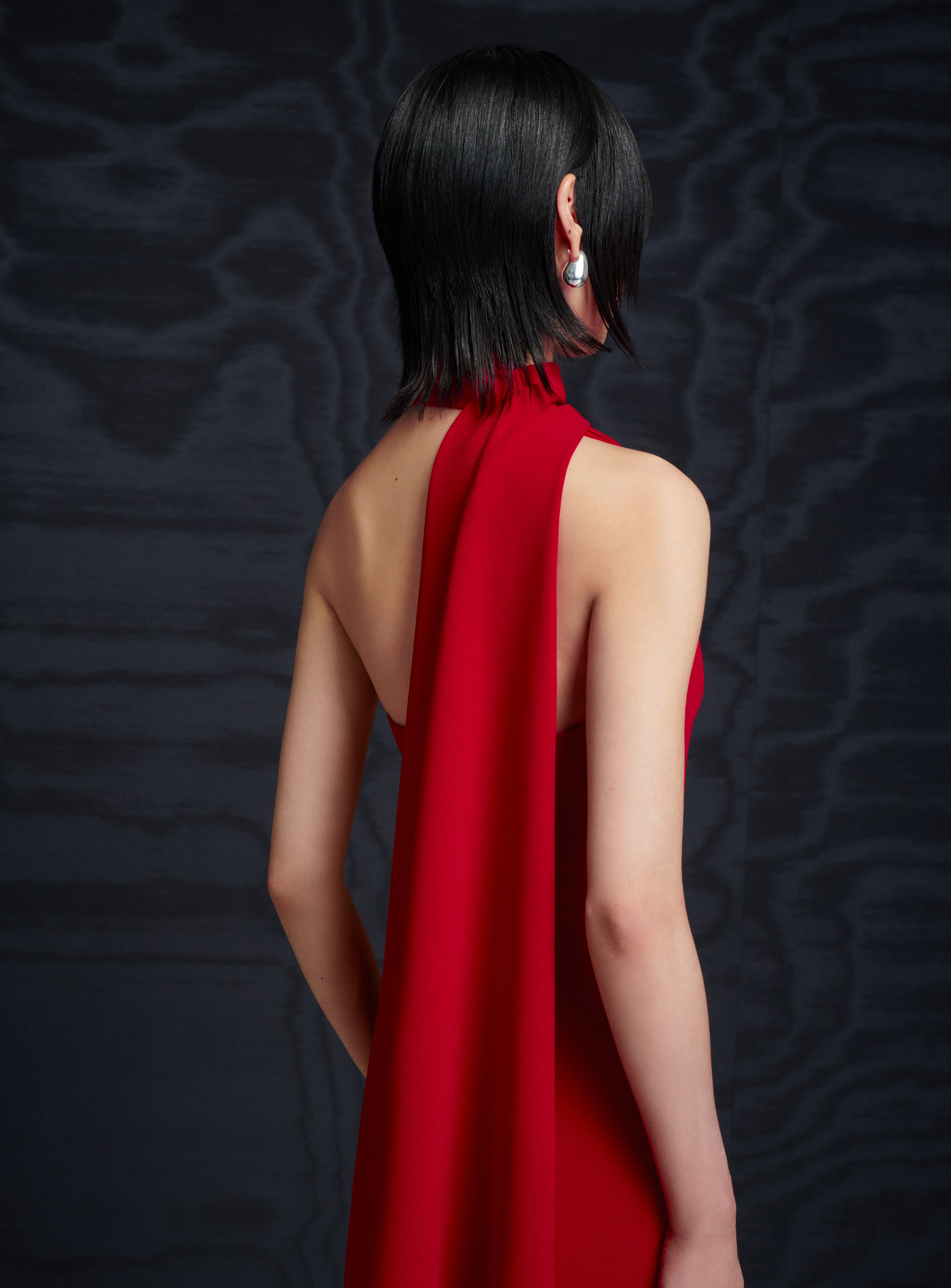 Solace London Demi sukienka maxi Crimson Red jedno ramię