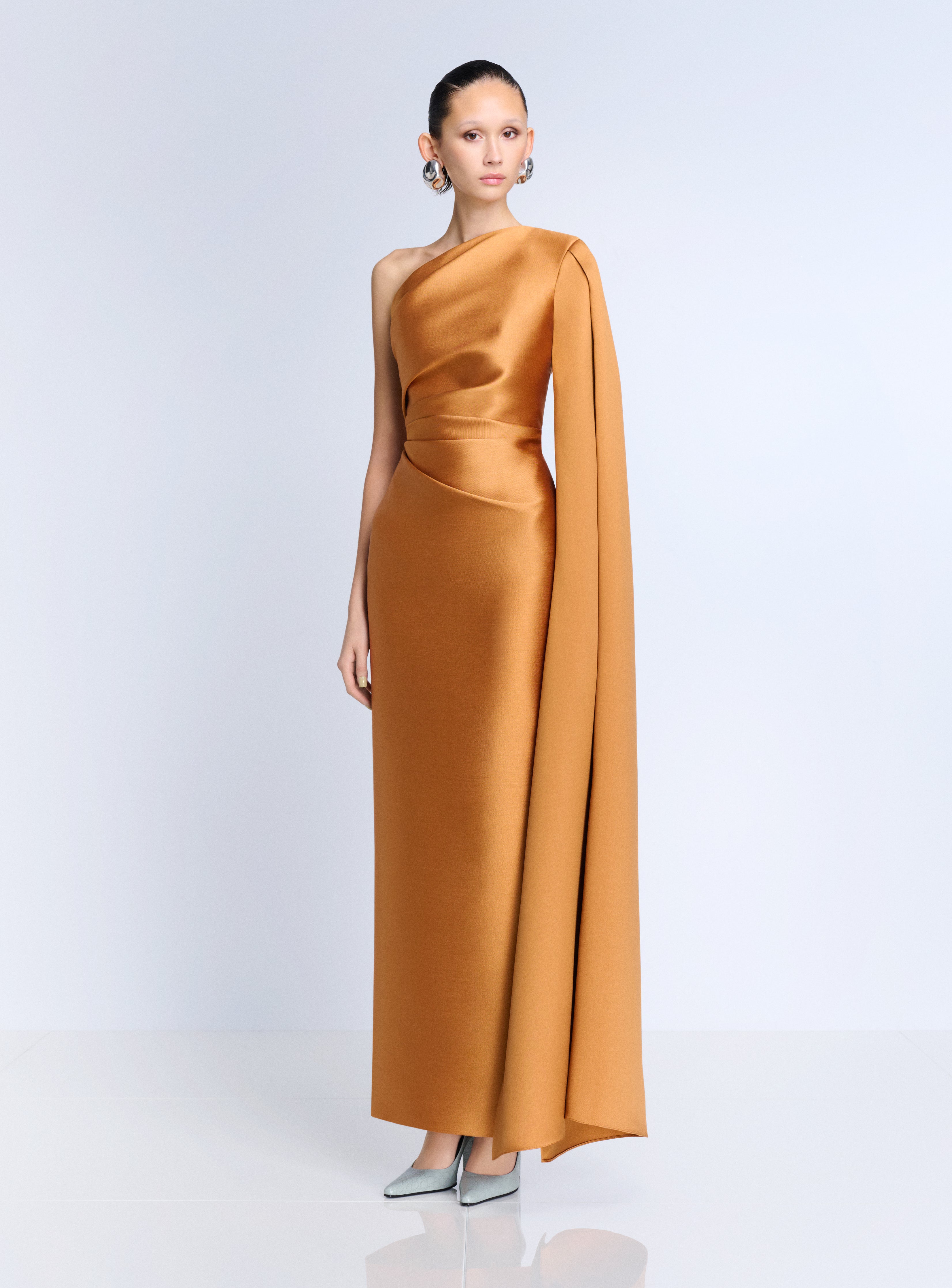 Solace London Veya Maxi Dress sukienka beżowa jedno ramię