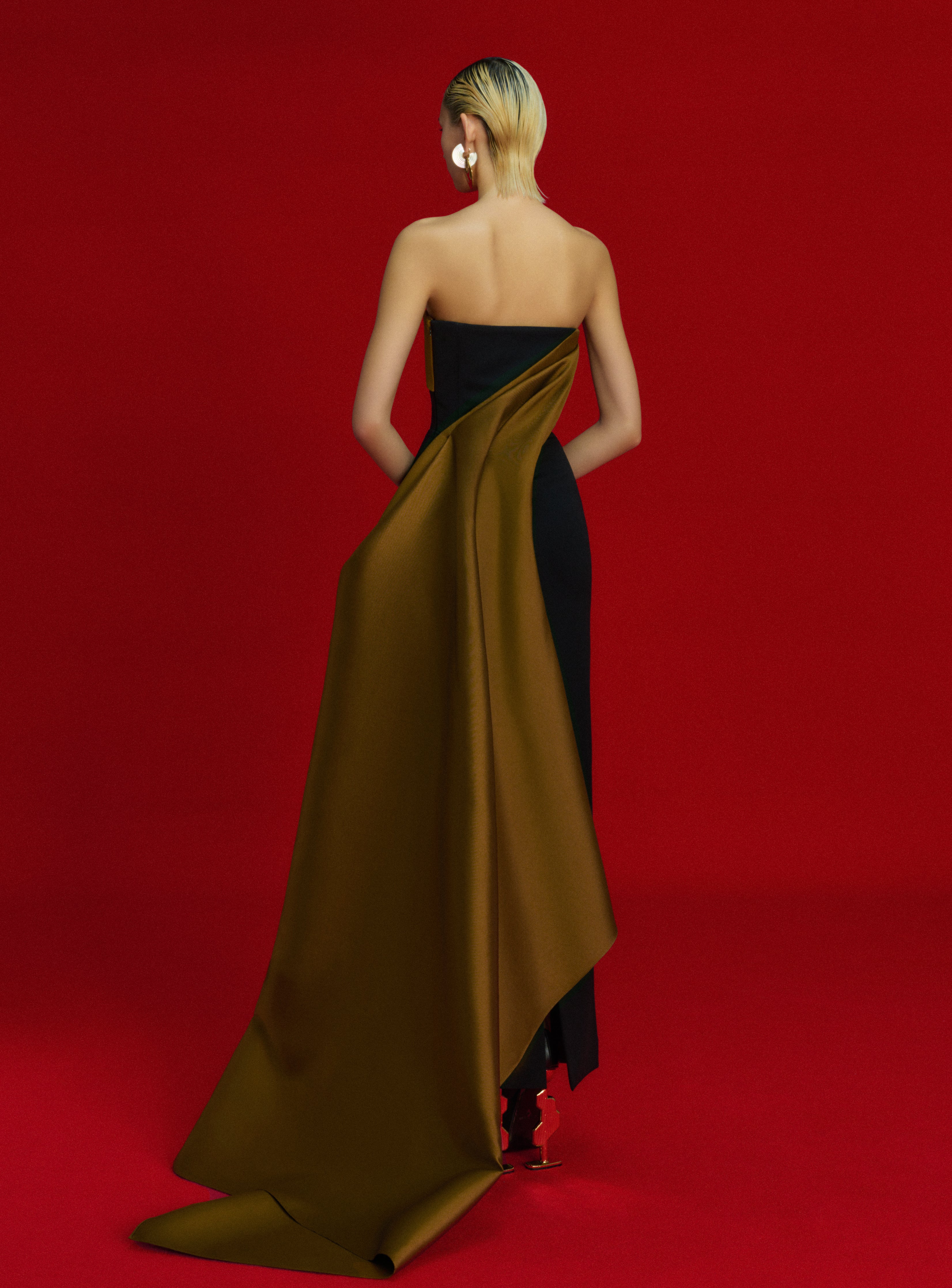 Solace London Kinsley sukienka maxi Gold Black kolumna