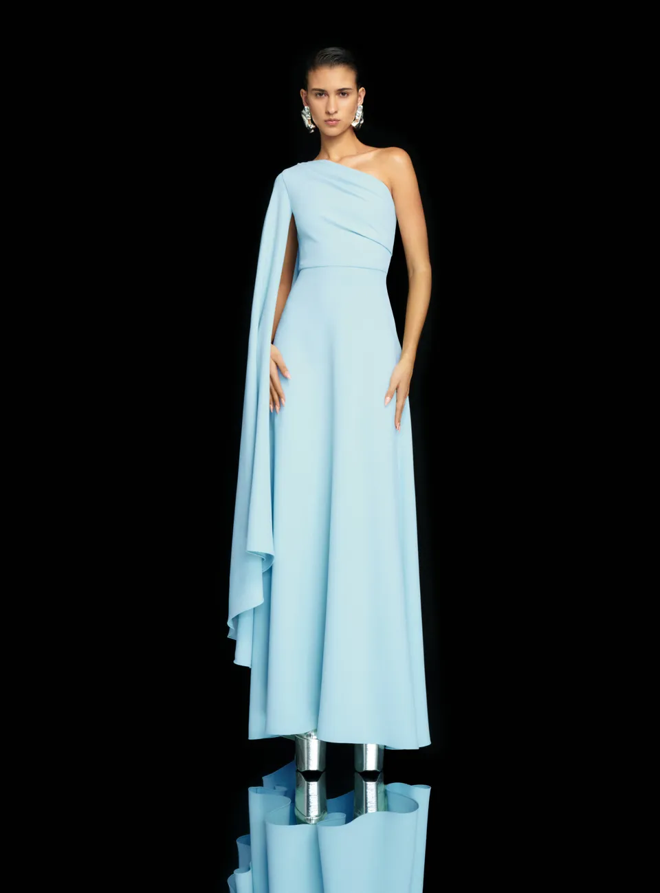 Solace London Yazmin sukienka maxi błękitna jedno ramię