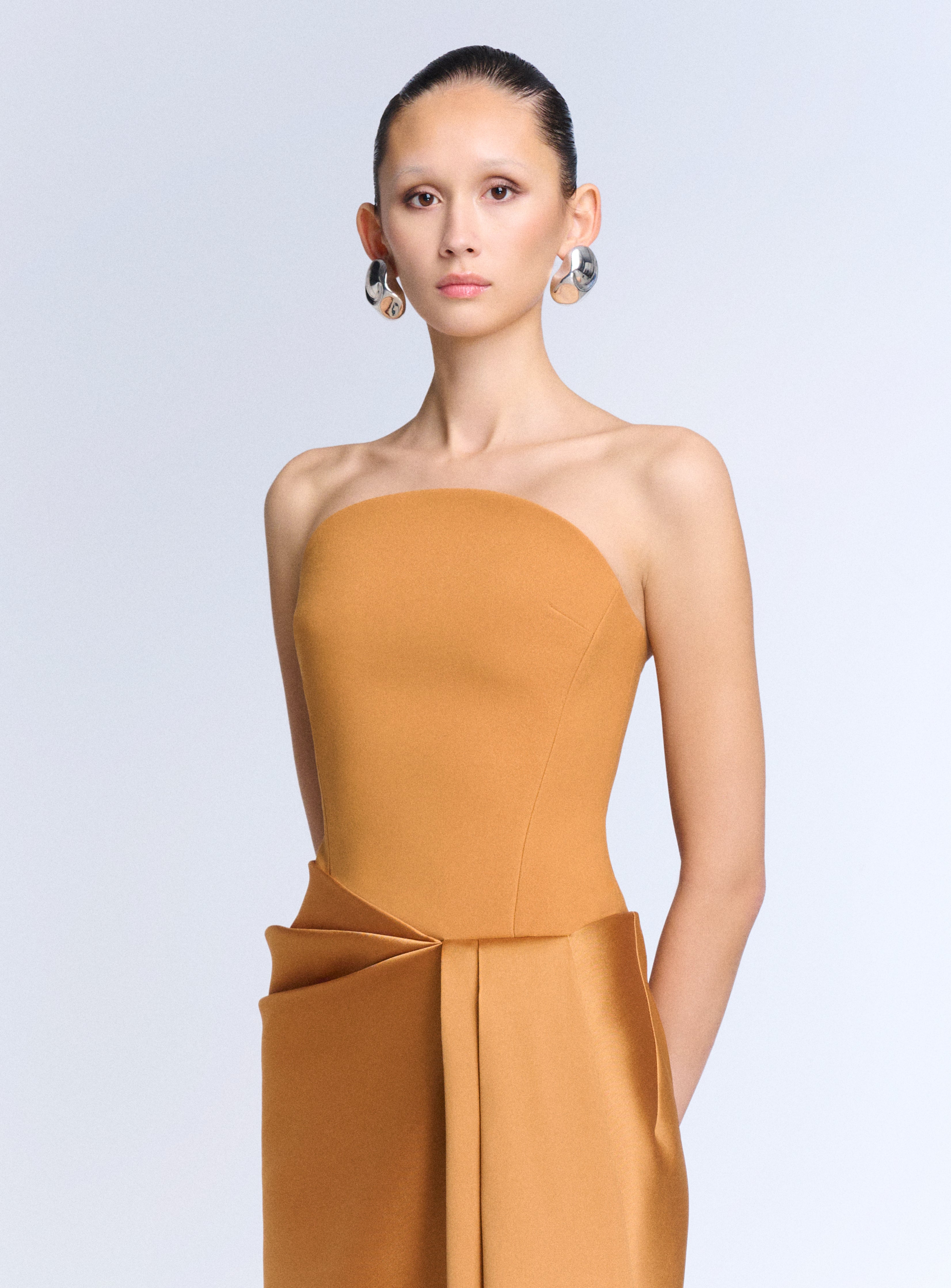 Solace London Seri sukienka wieczorowa karmelowa gorsetowa maxi