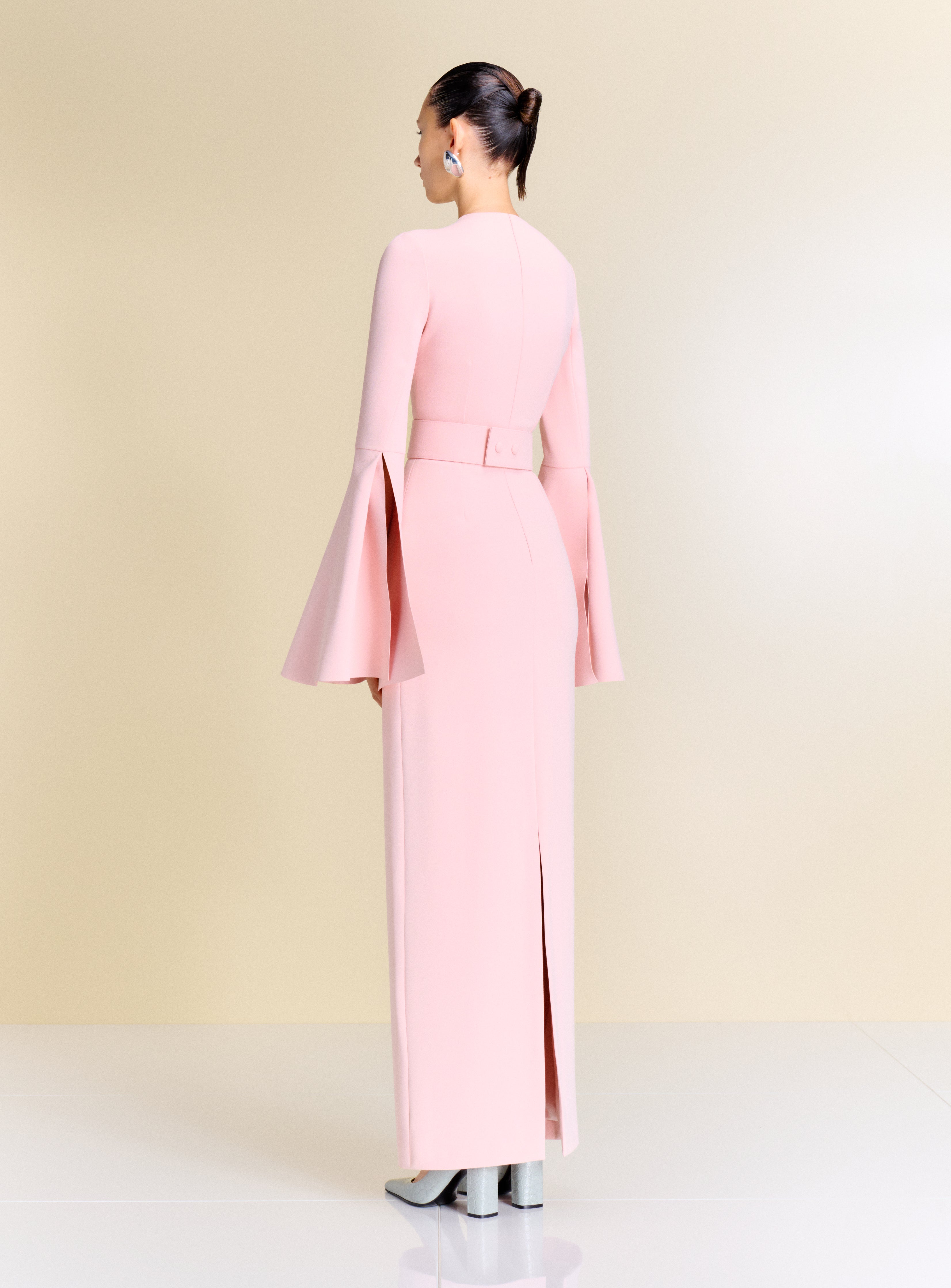 Solace London Theia sukienka maxi Pale Pink długi rękaw