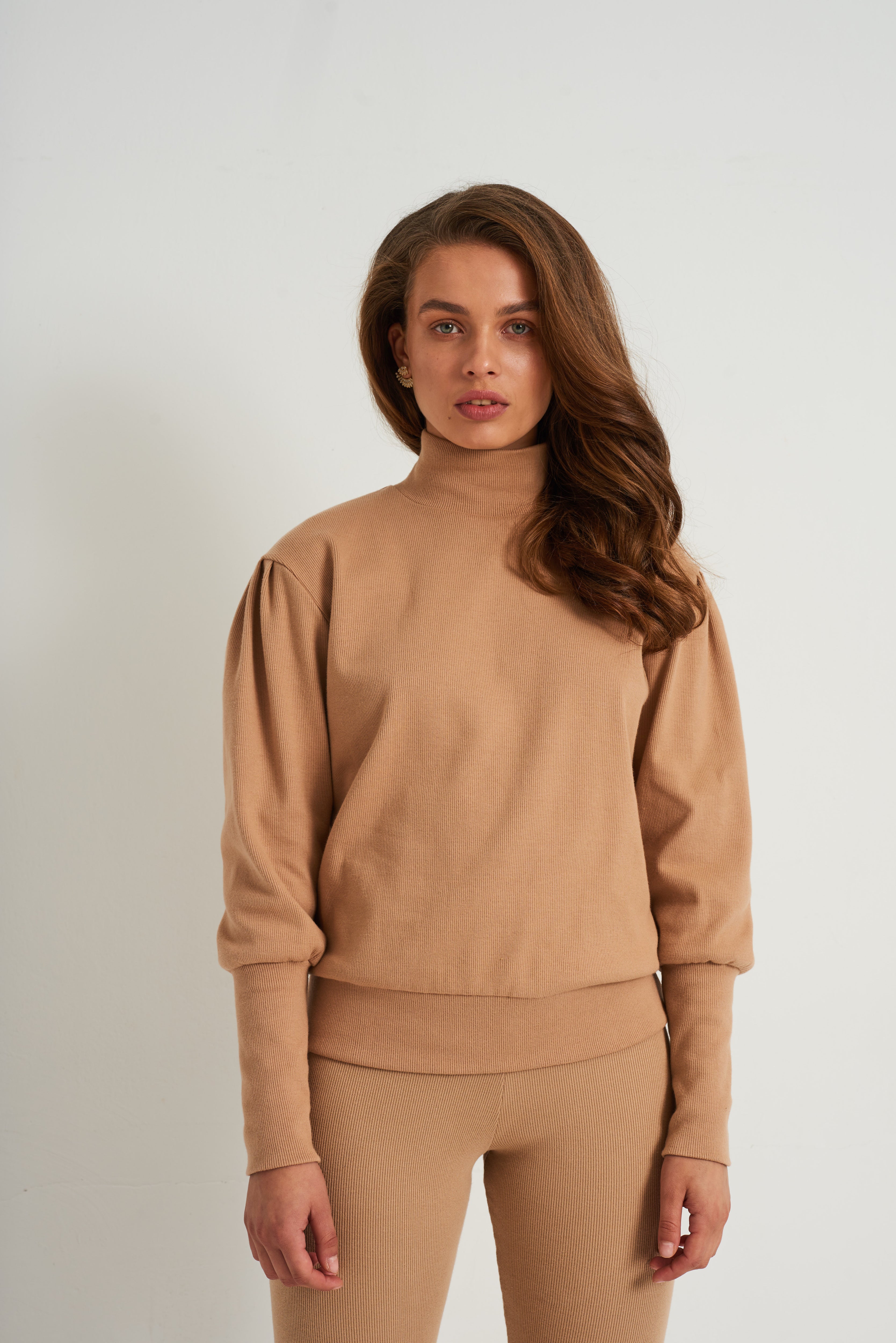 Nudyess Meru top Black luźny golf prążkowany