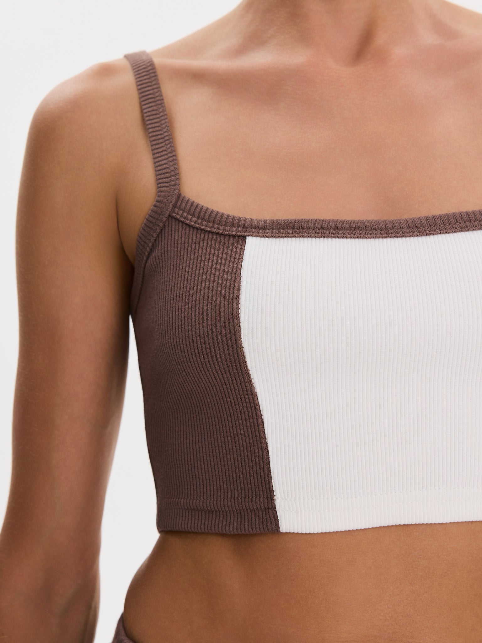Nudyess Alex crop top prążkowany czekoladowy