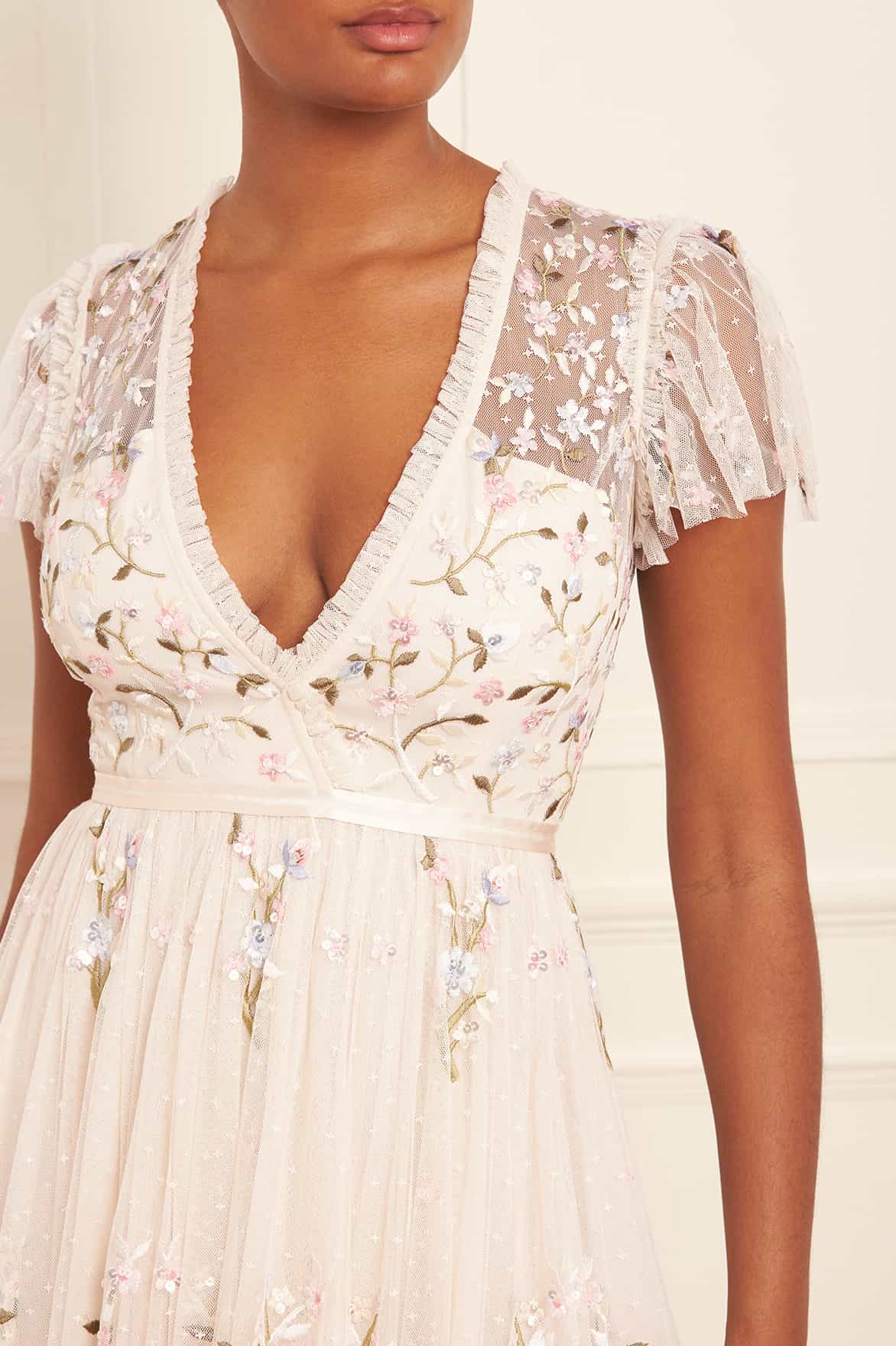 Needle & Thread Petunia Cap Sleeve Gown suknia kremowa haftowana
