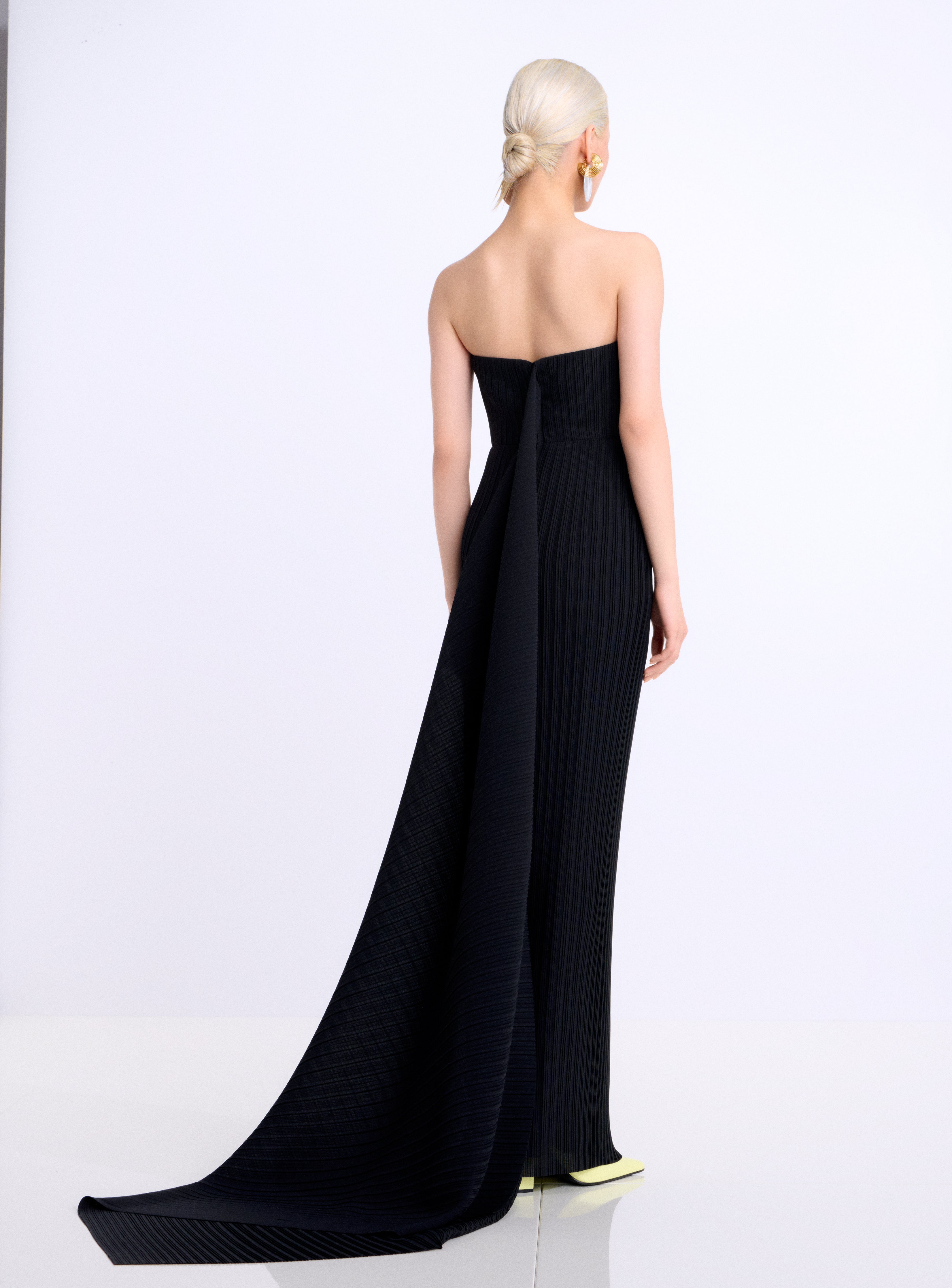 Solace London Harlee sukienka maxi czarna plisowana