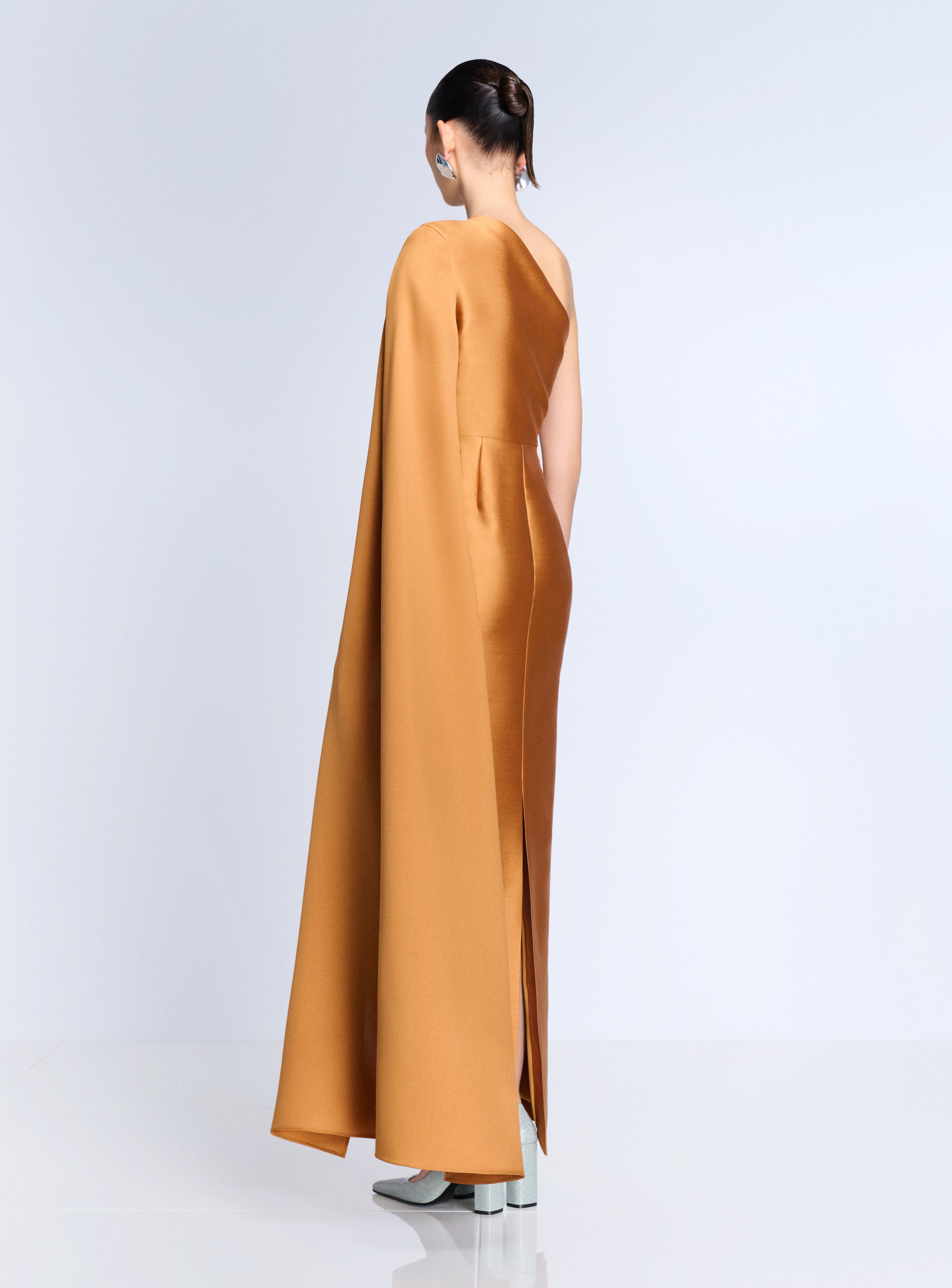 Solace London Veya Maxi Dress sukienka beżowa jedno ramię