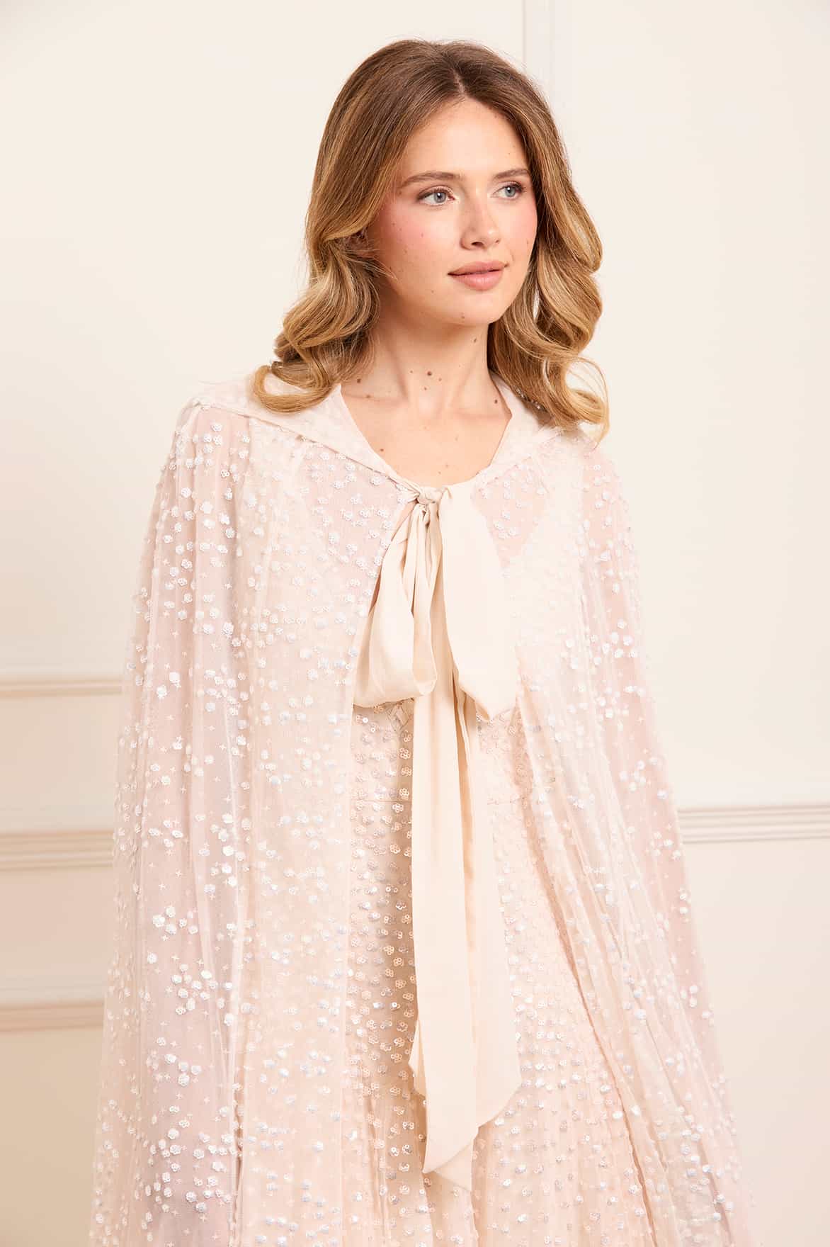 Needle & Thread Dappled Sequin Hooded Long Cape peleryna kremowa