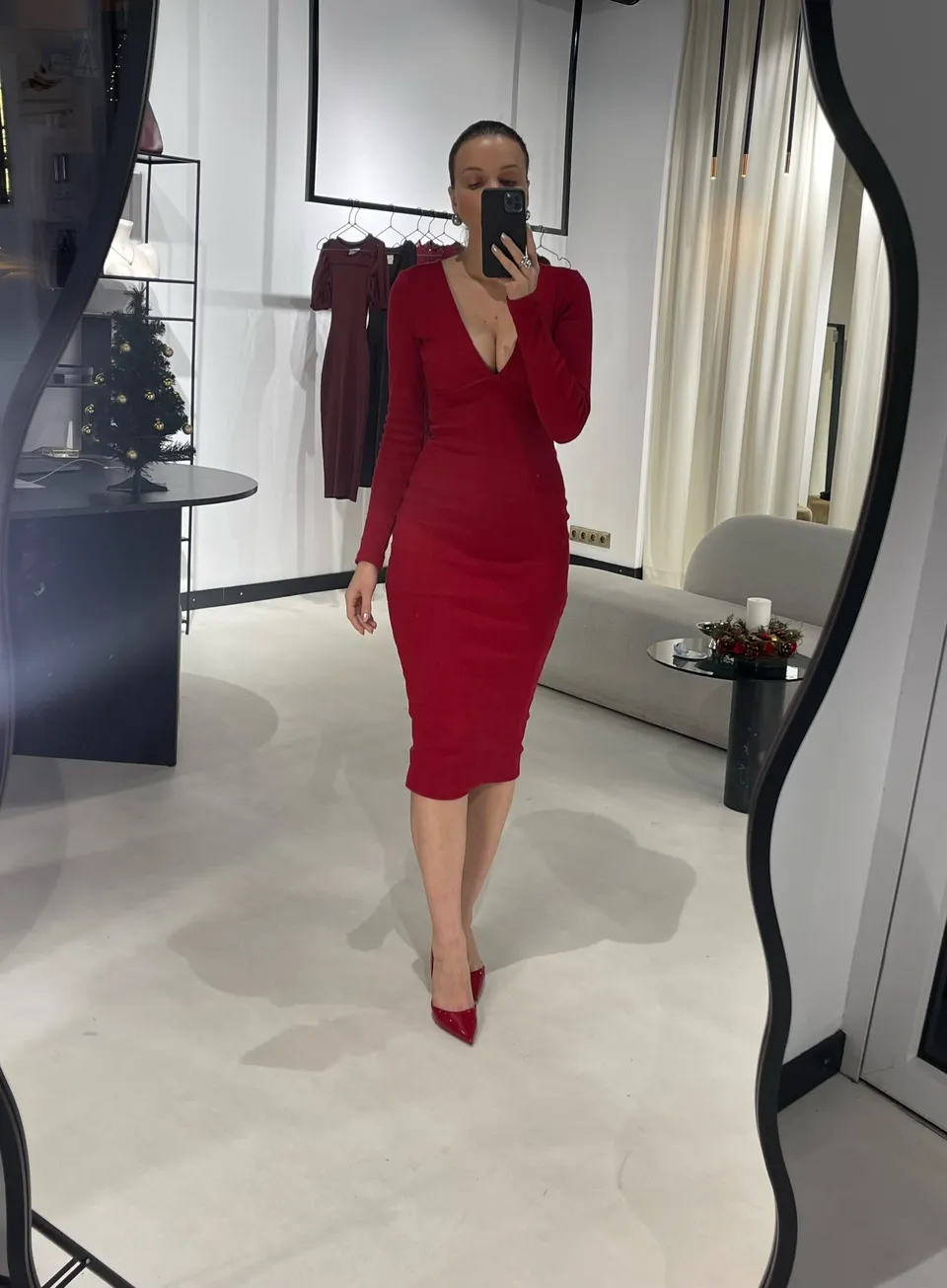 Nudyess True sukienka midi red dekolt V