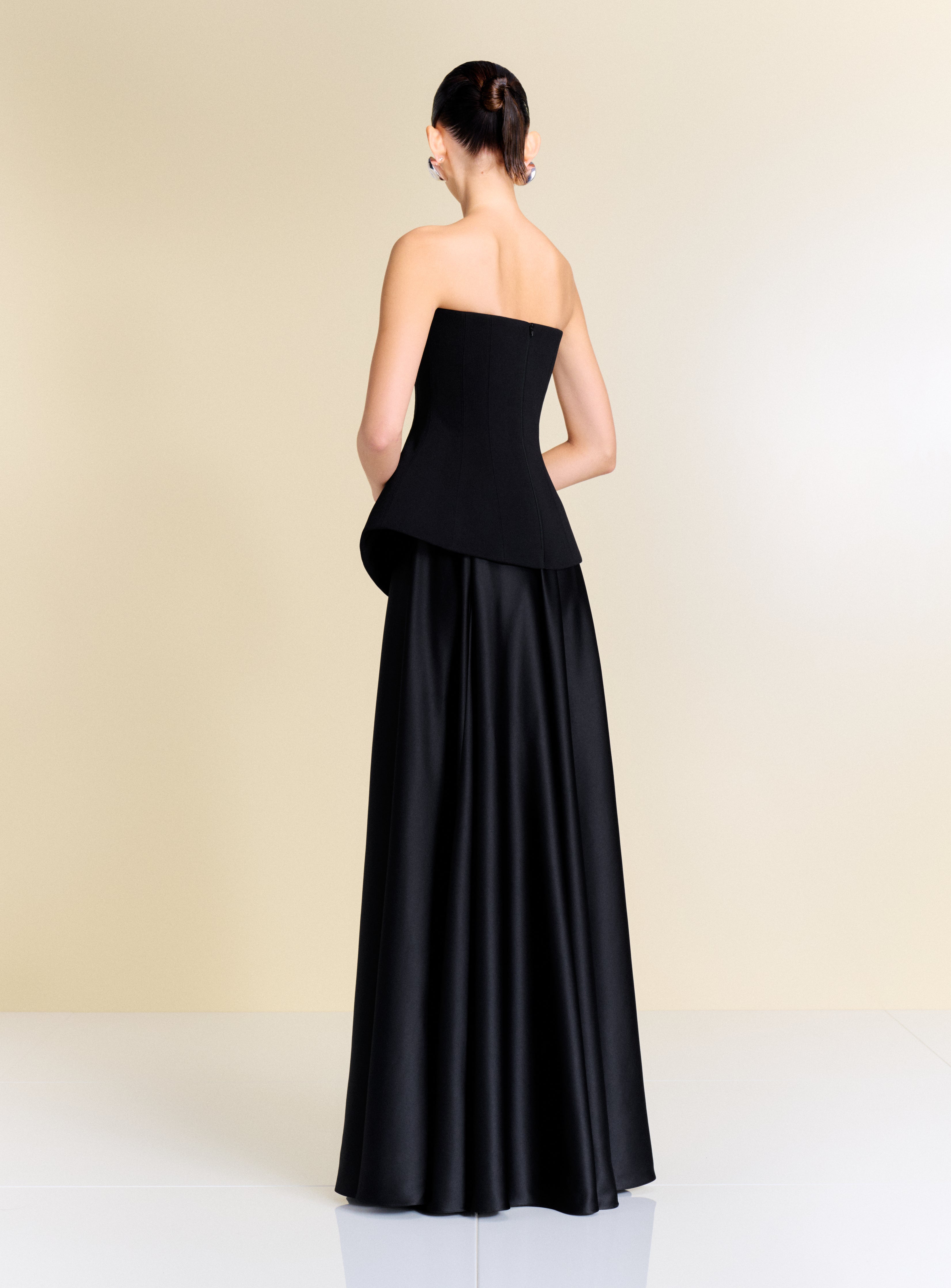 Solace London Oriana sukienka wieczorowa czarna maxi bez ramiączek