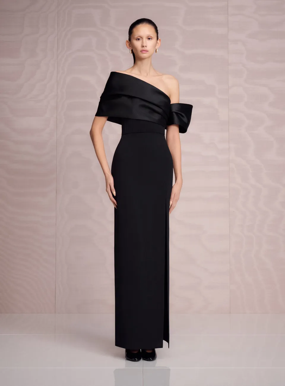 Solace London Alexis sukienka maxi czarna odkryte ramiona