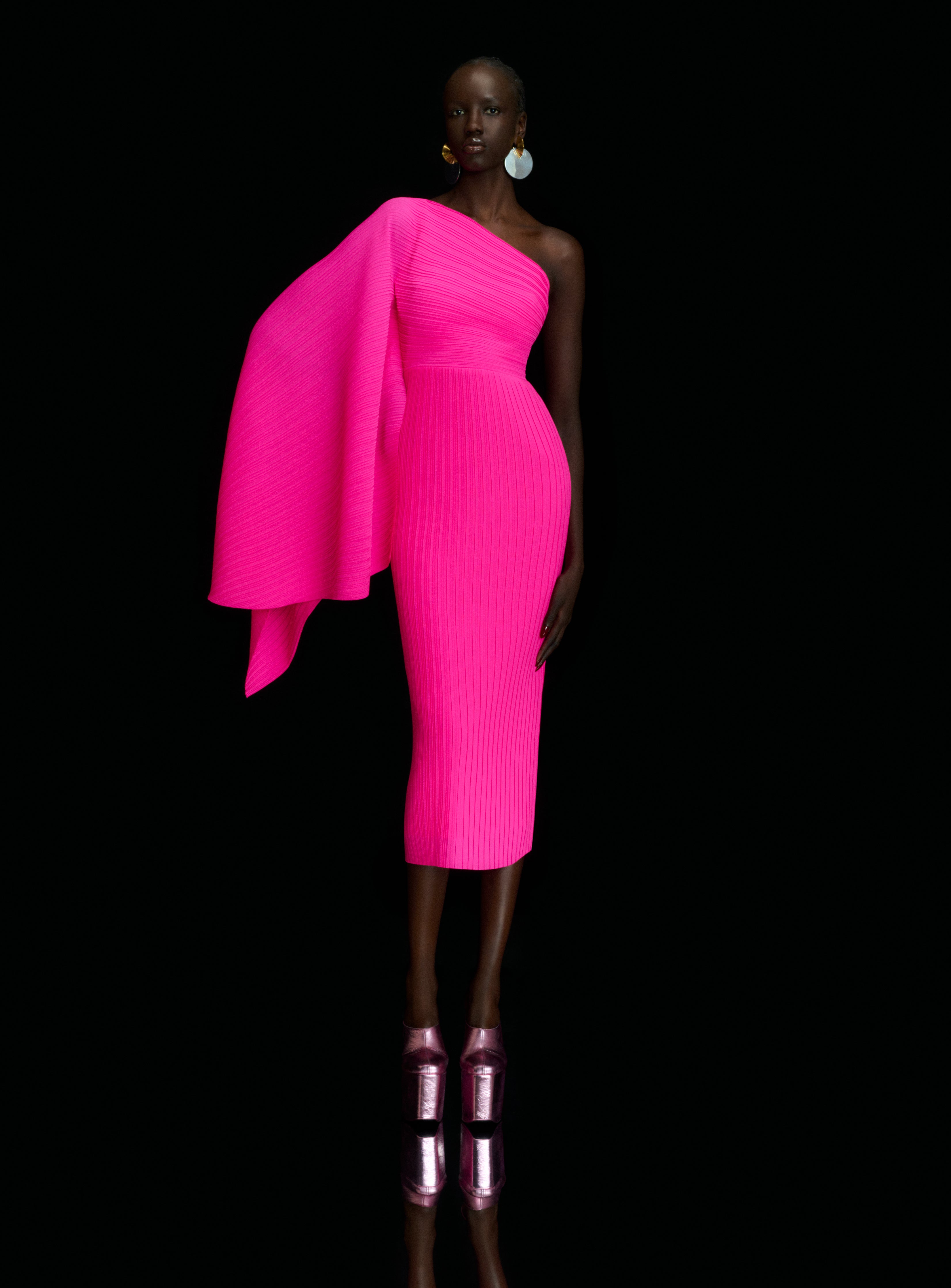 Solace London The Lenna Midi sukienka Hot Pink jedno ramię