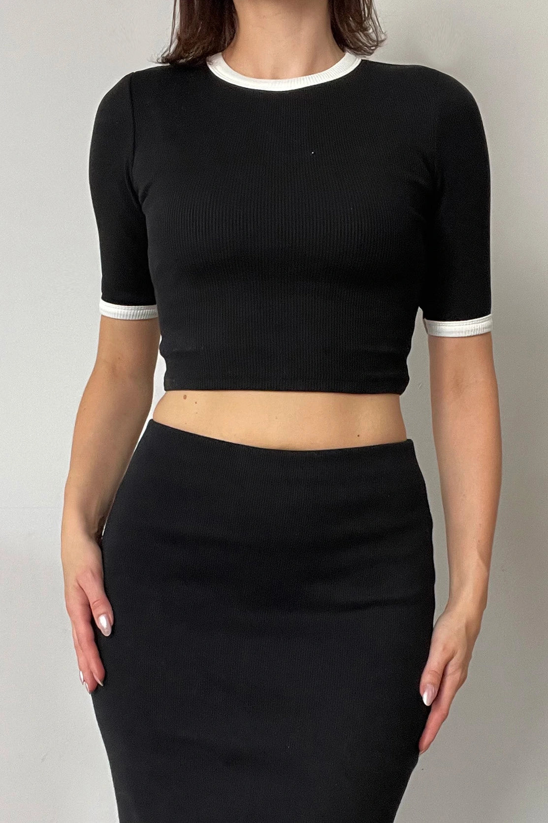 Nudyess Mono Short top prążkowany czarny