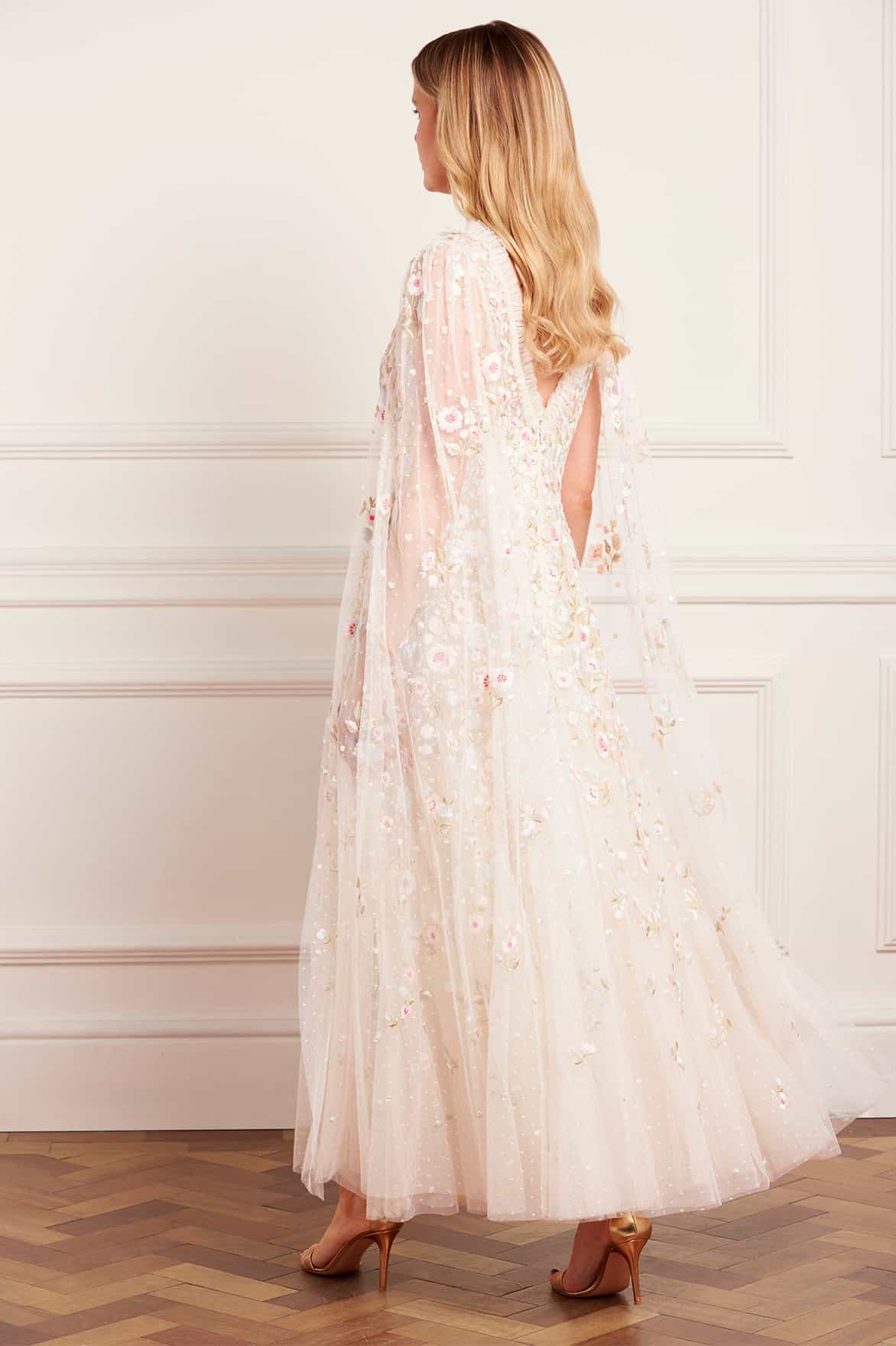 Needle & Thread Ethereal Blooms Cape Sleeve Ankle Gown kremowa