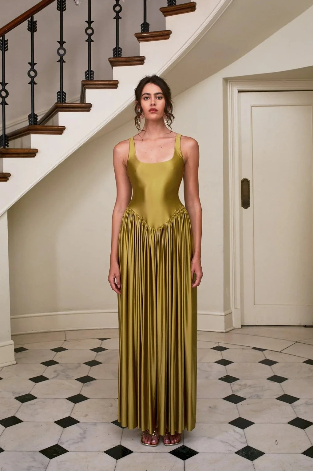 Delfi Collective Oriana sukienka wieczorowa oliwkowa maxi